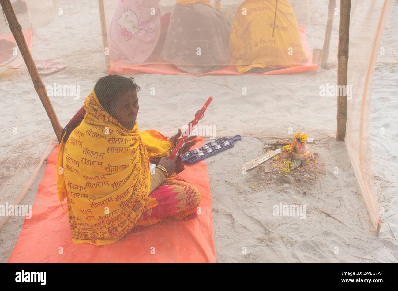 Les dévots offrent des prières dans une ville de tentes à la veille de la cérémonie de consécration du temple RAM, à Ayodhya, Uttar Pradesh, Inde, le 22 janvier 2024. Banque D'Images