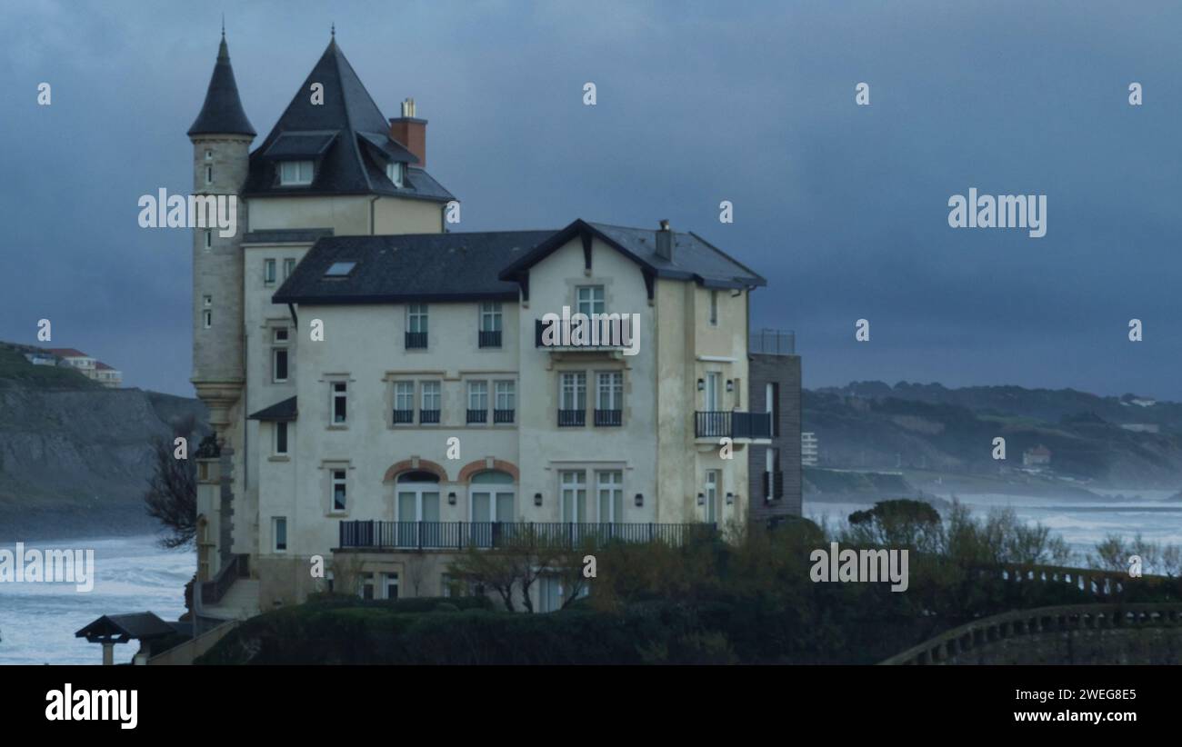 Structure balnéaire historique avec deux compagnons équins : Palais de Biarritz, France Banque D'Images