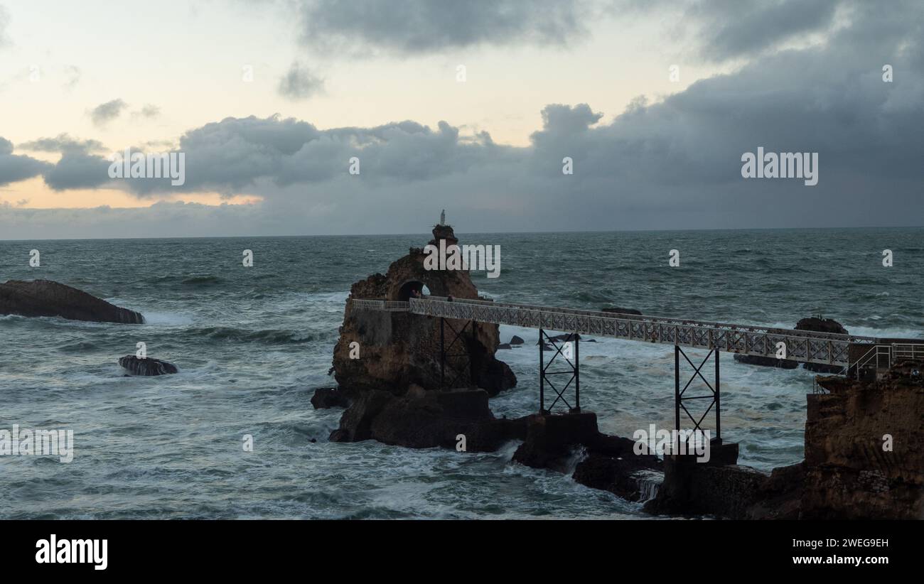 Personnes marchant sur un pont de plage : le Rocher de la Vierge, Biarritz, France Banque D'Images