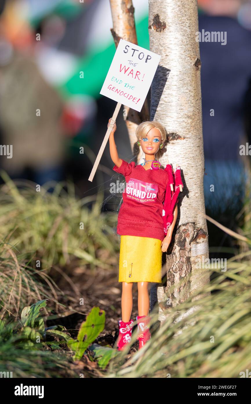Démo Barbie Holding Stop the War End the Genocide bannière à la Journée mondiale d'action pour Gaza, Glasgow, Écosse, Royaume-Uni 13 janvier 2024 Banque D'Images
