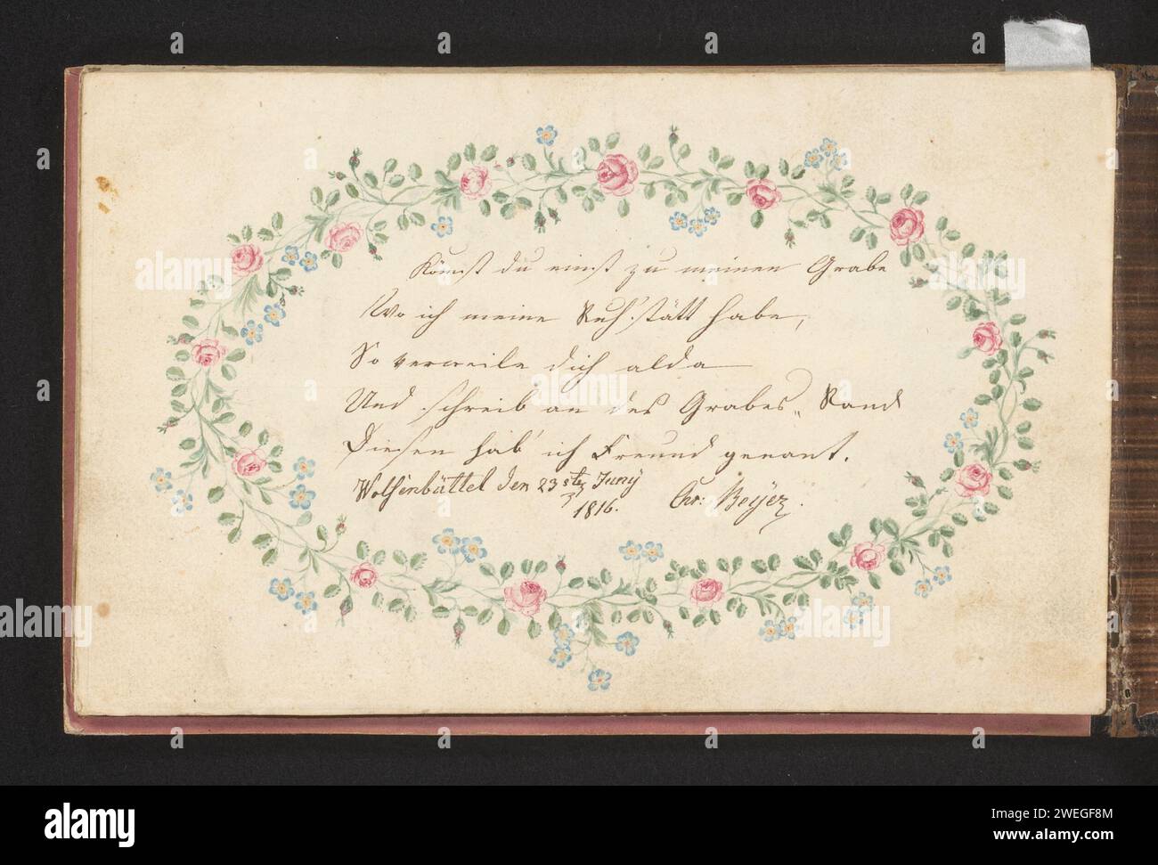 Texte dans un cadre de roses et Forget-me-notes, anonyme, 1770-1816 imprimer texte manuscrit en allemand. papier. aquarelle (peinture). peinture pour terrasse. Écriture à l'encre (procédés) / pinceau 'album amicorum', 'Stammbuch'. fleurs : oubliez-moi-pas. fleurs : rose. entrelacement floral  ornement Banque D'Images