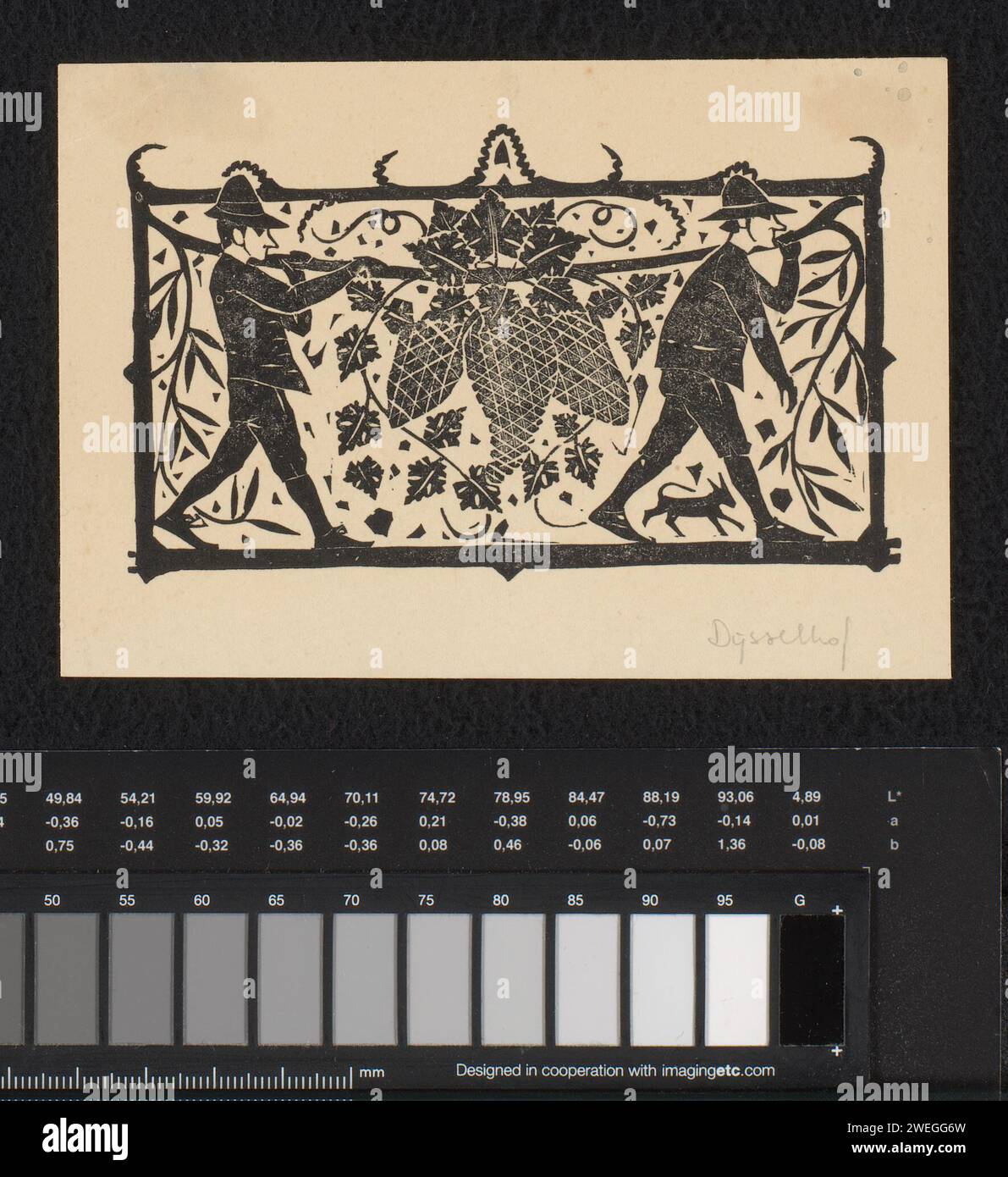 Titre tête avec des hommes vêtus de raisins, Gerrit Willem Dijsselhof, 1893 imprimer Un chien court entre les pattes de l'un des hommes. Fleurs en papier  ornement - AA - stylisé. grappe de raisins Banque D'Images