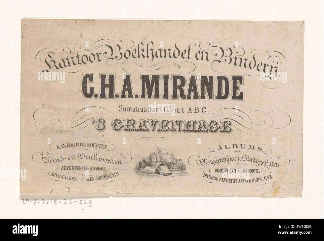 Carte de visite de la librairie de bureau et reliure Christiaan Hendrik Adriaan Mirande à la Haye, 1851 - 1880 imprimer nature morte avec des livres et un globe. nature morte en papier d'objets connexes. livre. globe Banque D'Images
