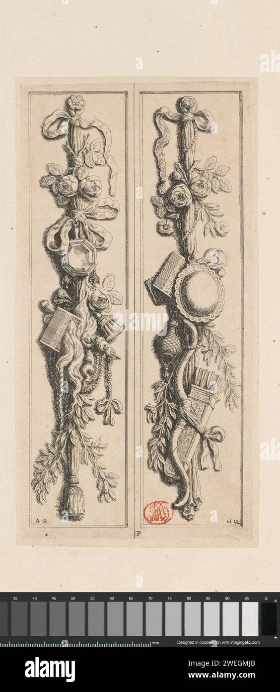 Deux pierres de pilastre avec des articles de toilette, des perles et des fleurs dans la galerie nord de la mairie sur la place du Dam, Hubert Quellinus, d'après Artus Quellinus (I), 1655 imprimer deux pierres de pilastre - avec des articles de toilette (y compris des miroirs, des peignes à cheveux et une bouteille de parfum), perles, fleurs, des mèches de cheveux et un manchon de flèche - dans la partie ouest de la galerie nord de l'Hôtel de ville sur la place du Dam à Amsterdam. Pour les poteaux de porte à gauche et à droite de l'image de Vénus. En bas du milieu : p. papier gravure / gravure ornement  feston, guirlande. perle ; collier de perles. peigne, brosse et autres outils (soins Banque D'Images
