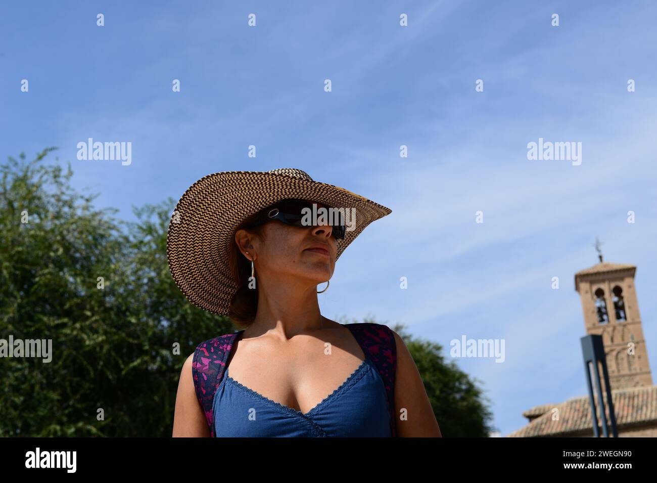 Une femme hispanique avec un chapeau colombien typique marchant dans les rues de Tolède, en Espagne Banque D'Images