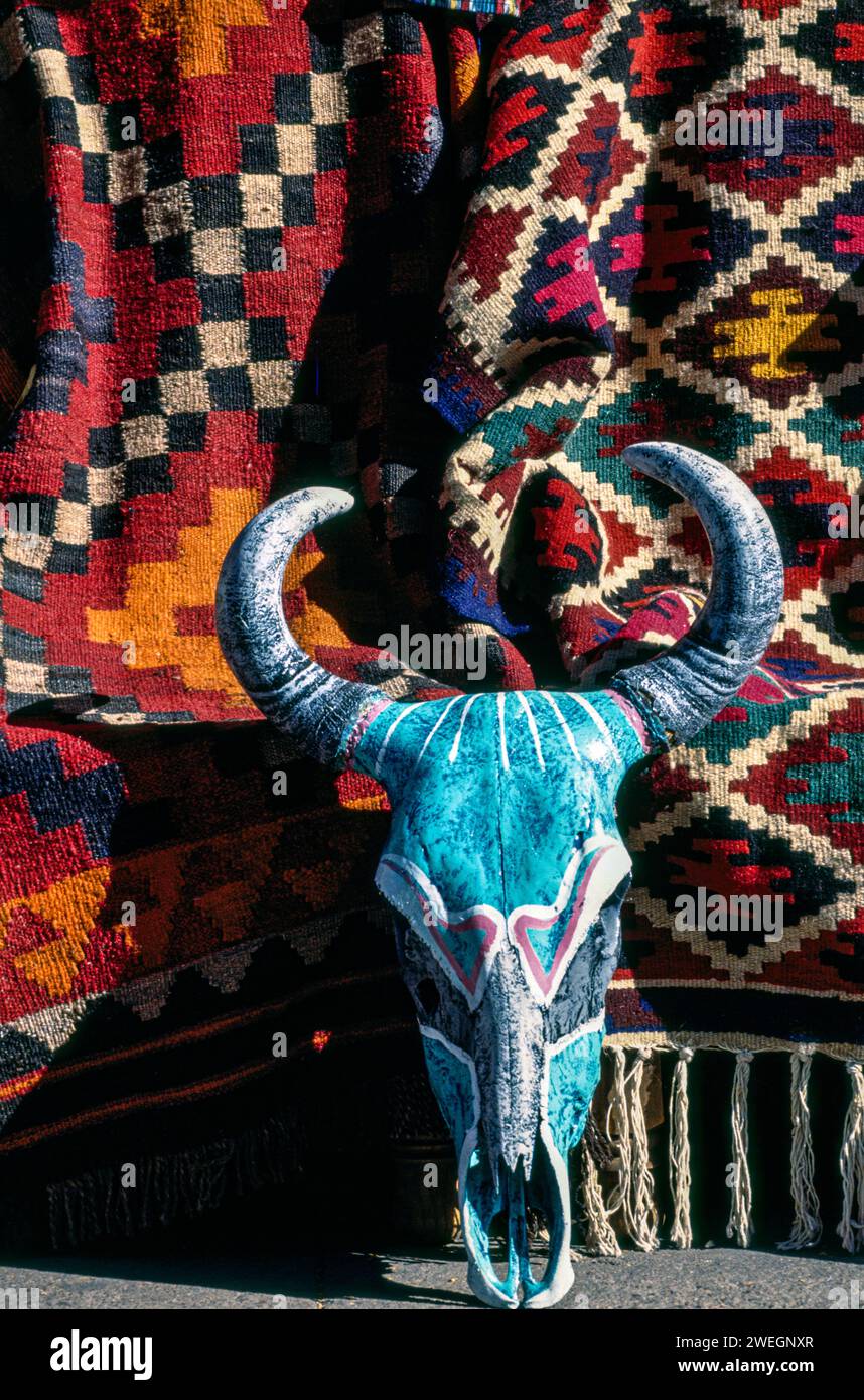 Crâne de vache peint d'art à vendre, à Santa Fe, Nouveau-Mexique Banque D'Images