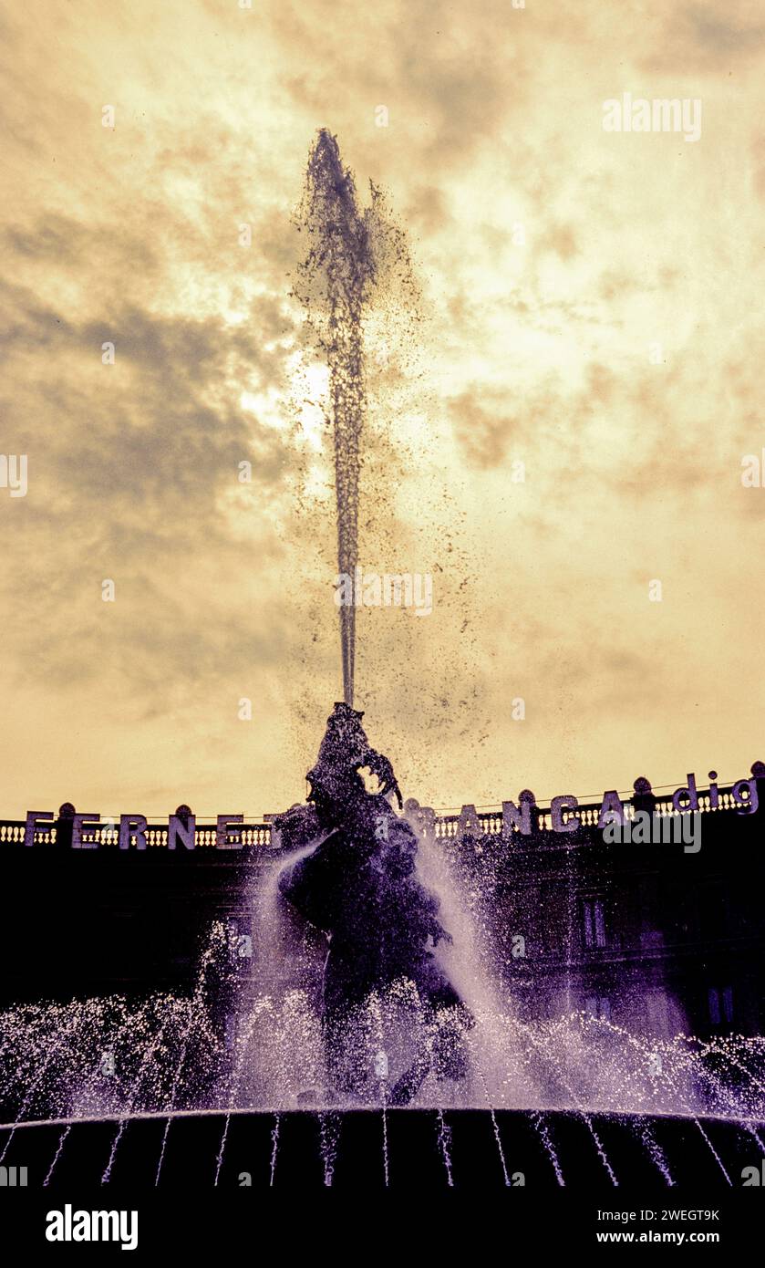 Piazza Esedra : sculptures et eau en contre-jour Banque D'Images