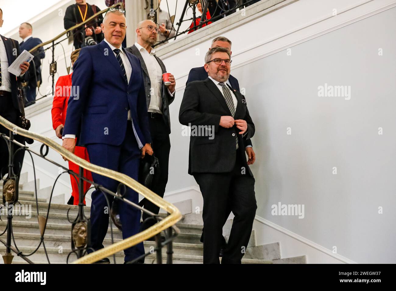 Varsovie, Pologne. 25 janvier 2024. Le député polonais Roman Giertych (premier à gauche) assiste à la 4e session du Parlement polonais qui se déroule dans un chaos créé par un désaccord juridique avec le gouvernement précédent. Le gouvernement actuel a pris le pouvoir en Pologne en décembre 13 2023, succédant au parti politique droit et Justice, qui était au pouvoir depuis 8 ans. Les deux parties s'accusent mutuellement d'actes anticonstitutionnels, et de facto deux systèmes juridiques sont présents dans le pays. Crédit : SOPA Images Limited/Alamy Live News Banque D'Images