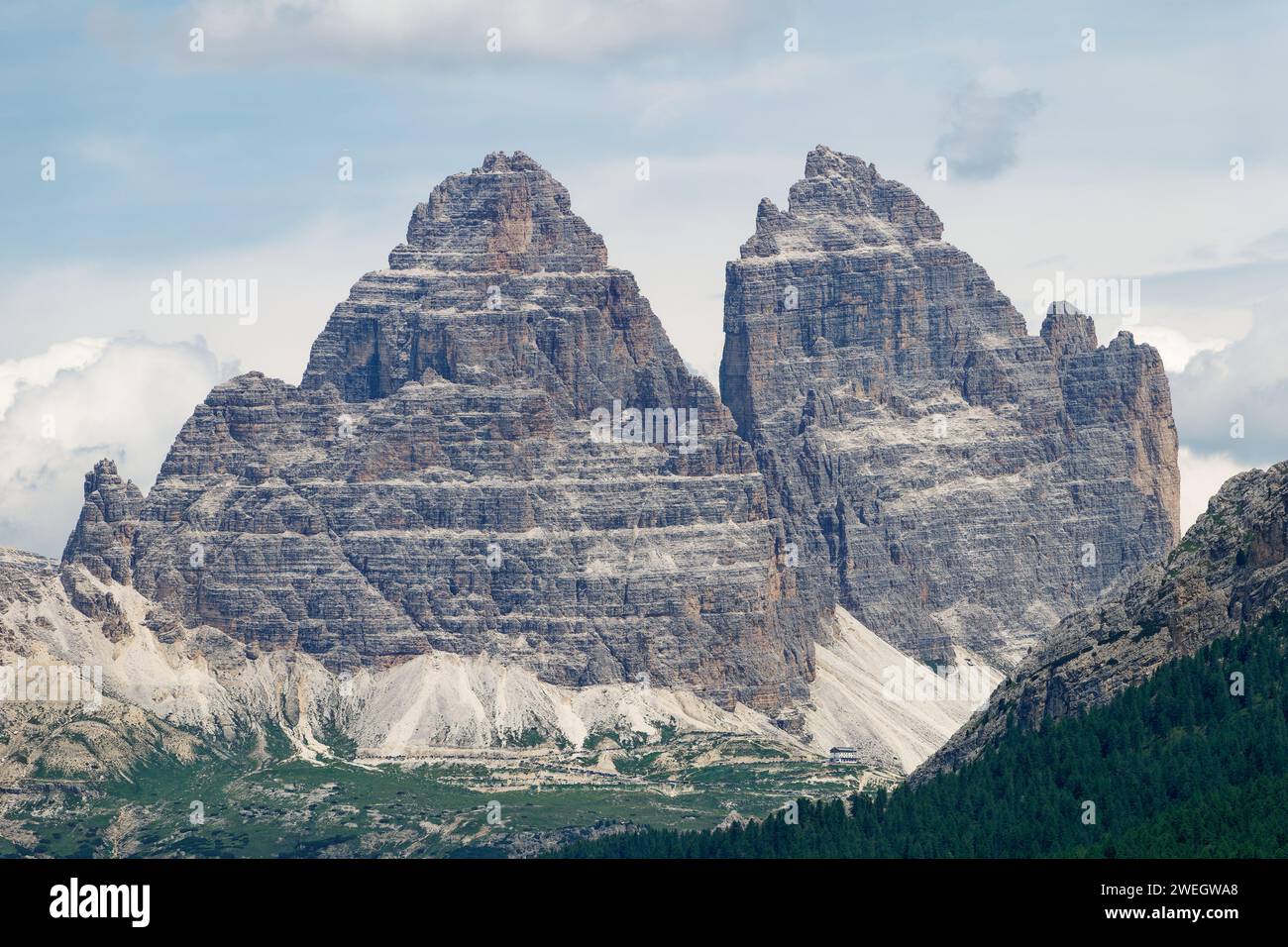 Vue sur la montagne Tre cime di Lavaredo dans les Dolomites, Italie. Lieux très célèbres pour la randonnée et l'escalade Banque D'Images