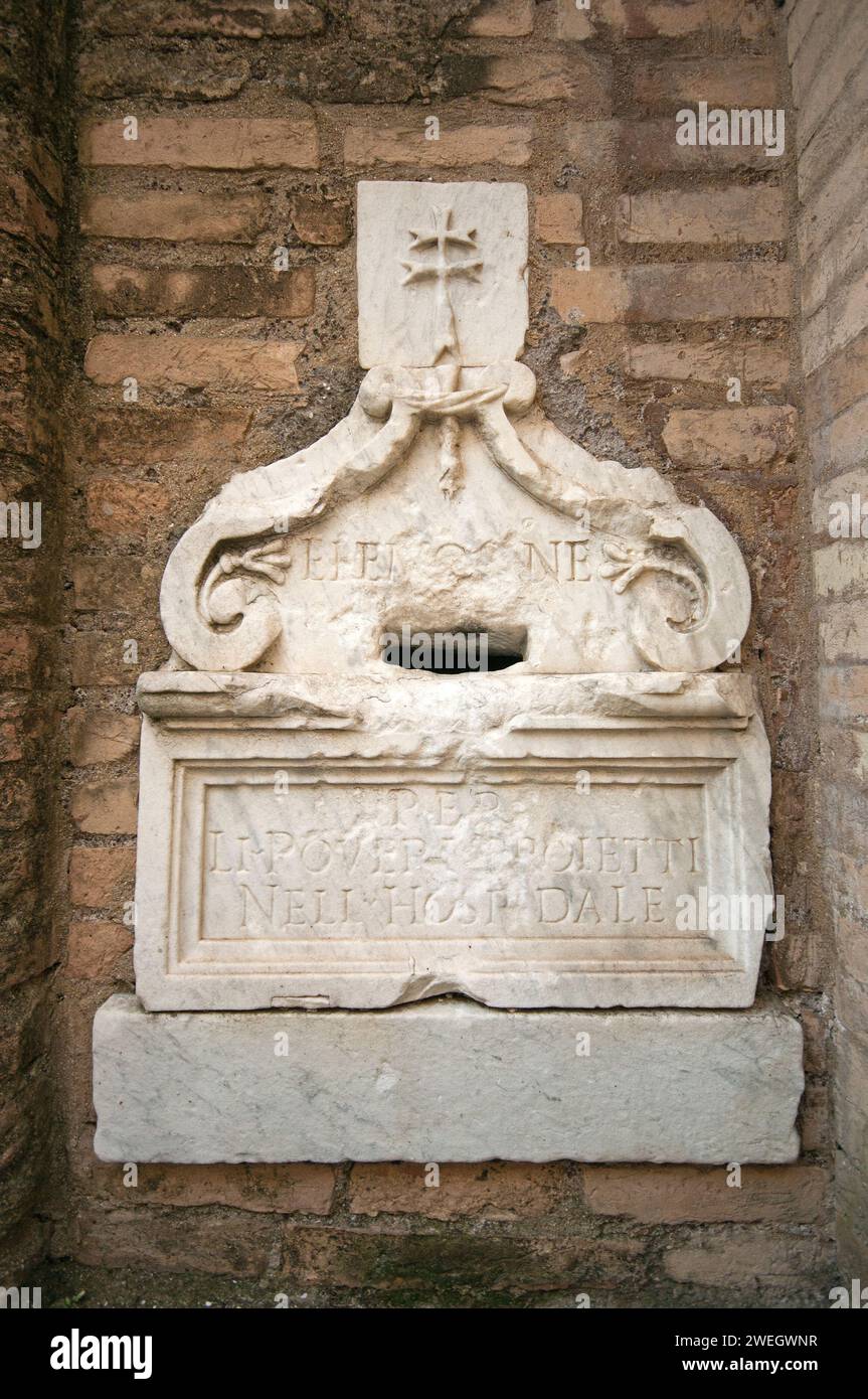 Boîte d'offre à côté de la roue de Foundling (Ruota degli esposti) au Santo Spirito à l'hôpital de Sassia, Rome, Latium, Italie Banque D'Images