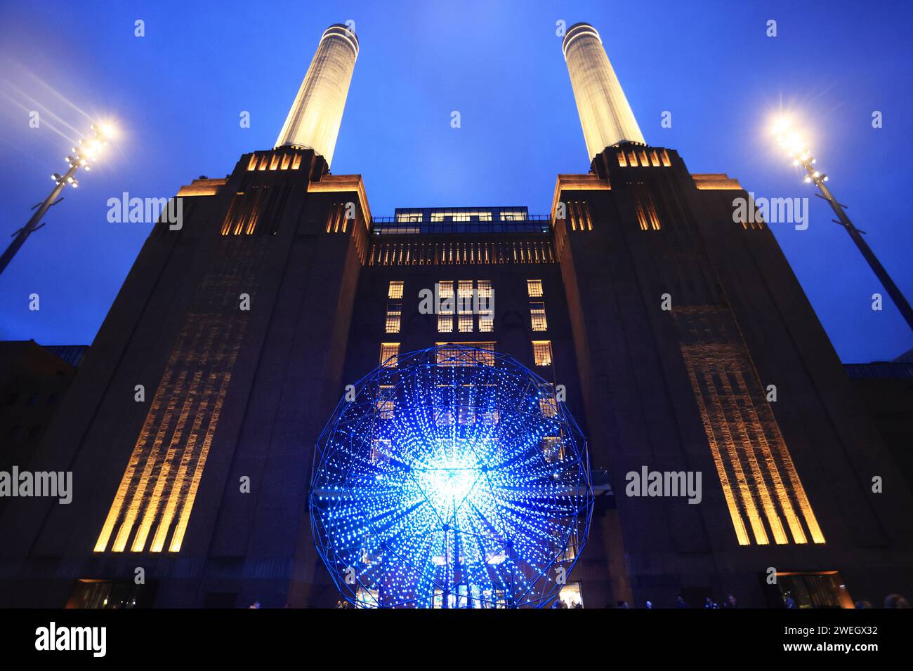 Londres, Royaume-Uni, 25 janvier 2024. Le Battersea Light Festival annuel a commencé avec 7 incroyables installations lumineuses d'artistes britanniques et internationaux exposées à l'intérieur et à l'extérieur de la Power Station et jusqu'au 25 février. Crédit : Monica Wells/Alamy Live News Banque D'Images