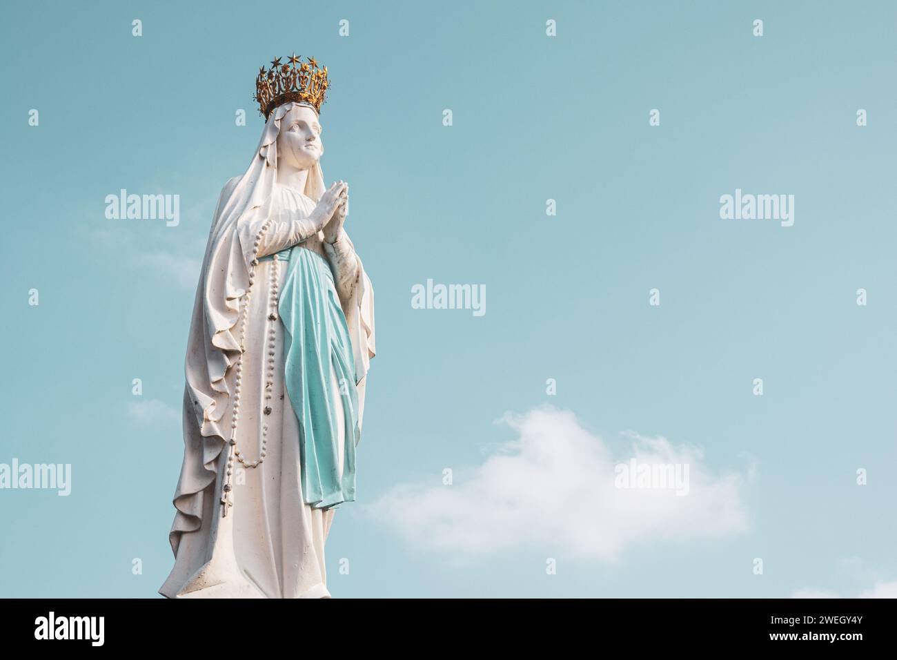 Lourdes, France - 28 août 2021 : Sculpture de la Vierge Marie couronnée dans le Sanctuaire de Lourdes, France. Lieu de culte et de pèlerinage pour chris Banque D'Images