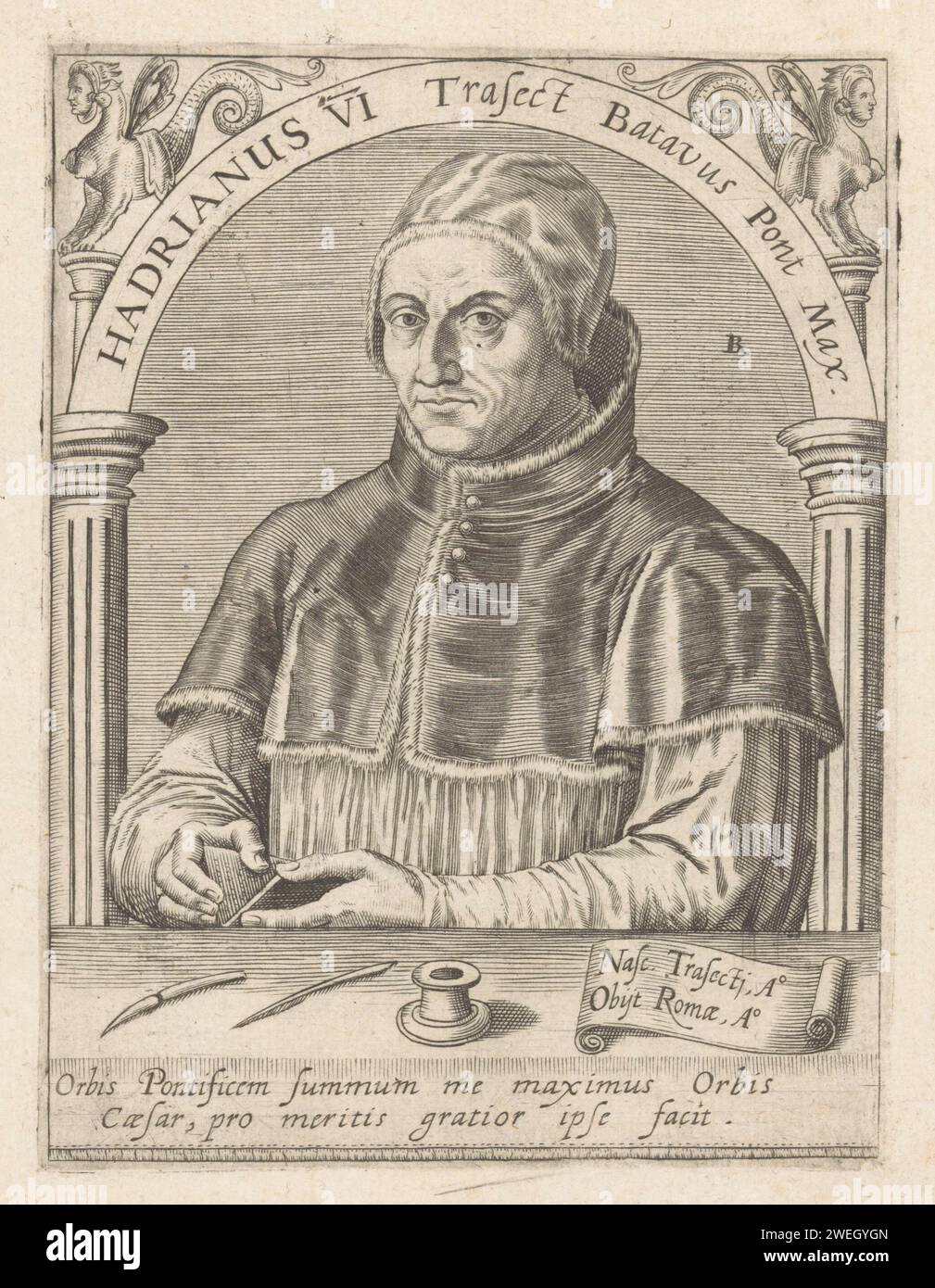 Portrait du pape Adrianus VI, Robert Boissard, c. 1580 - 1611 tirage Portrait du pape Adrianus VI sous un arc avec une bordure. Il a un livre entre les mains. Il y a un certain nombre d'objets au premier plan. Il y a lieu de naissance et lieu de mort sur une banderole. Dans la marge inférieure deux lignes de texte latin. gravure sur papier Banque D'Images