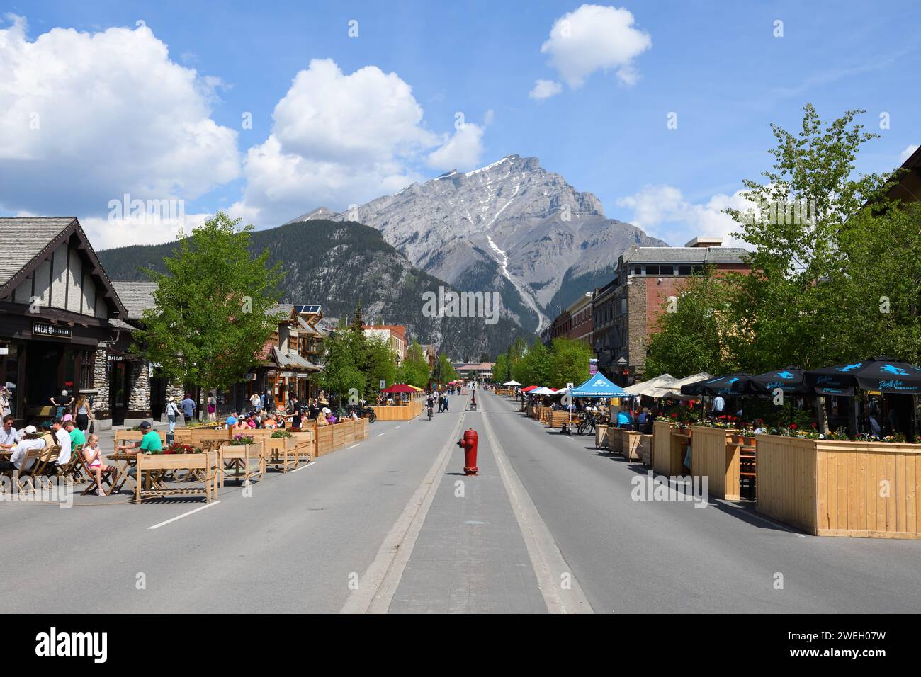 Banff Avenue fermée à toute circulation avec Cascade Mountain en arrière-plan. Parc national Banff, Alberta, Canada Banque D'Images