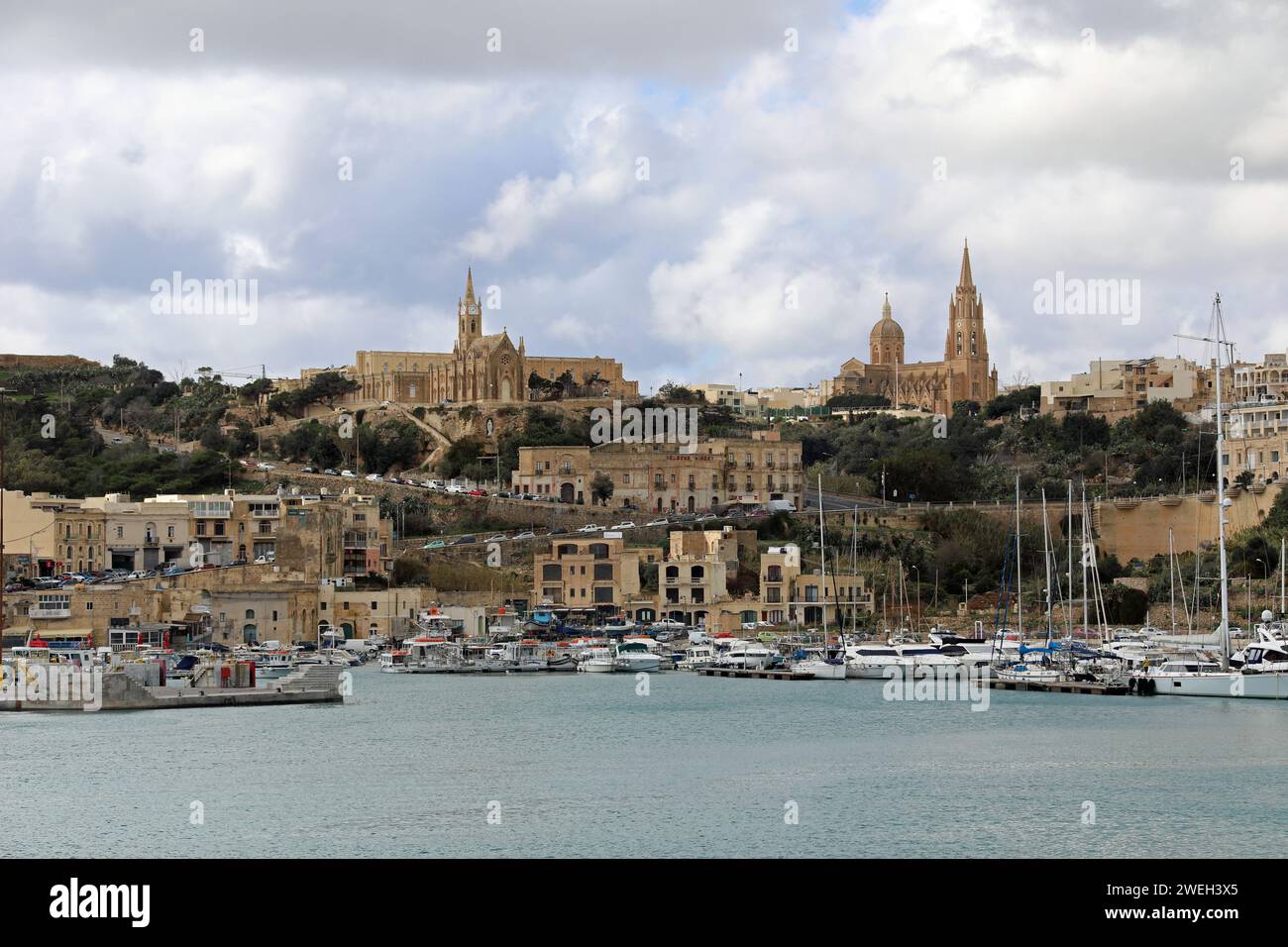 Village de pêcheurs og Mgarr avec l'église de Sainte mère Lurdskaya sur la ligne d'horizon Banque D'Images