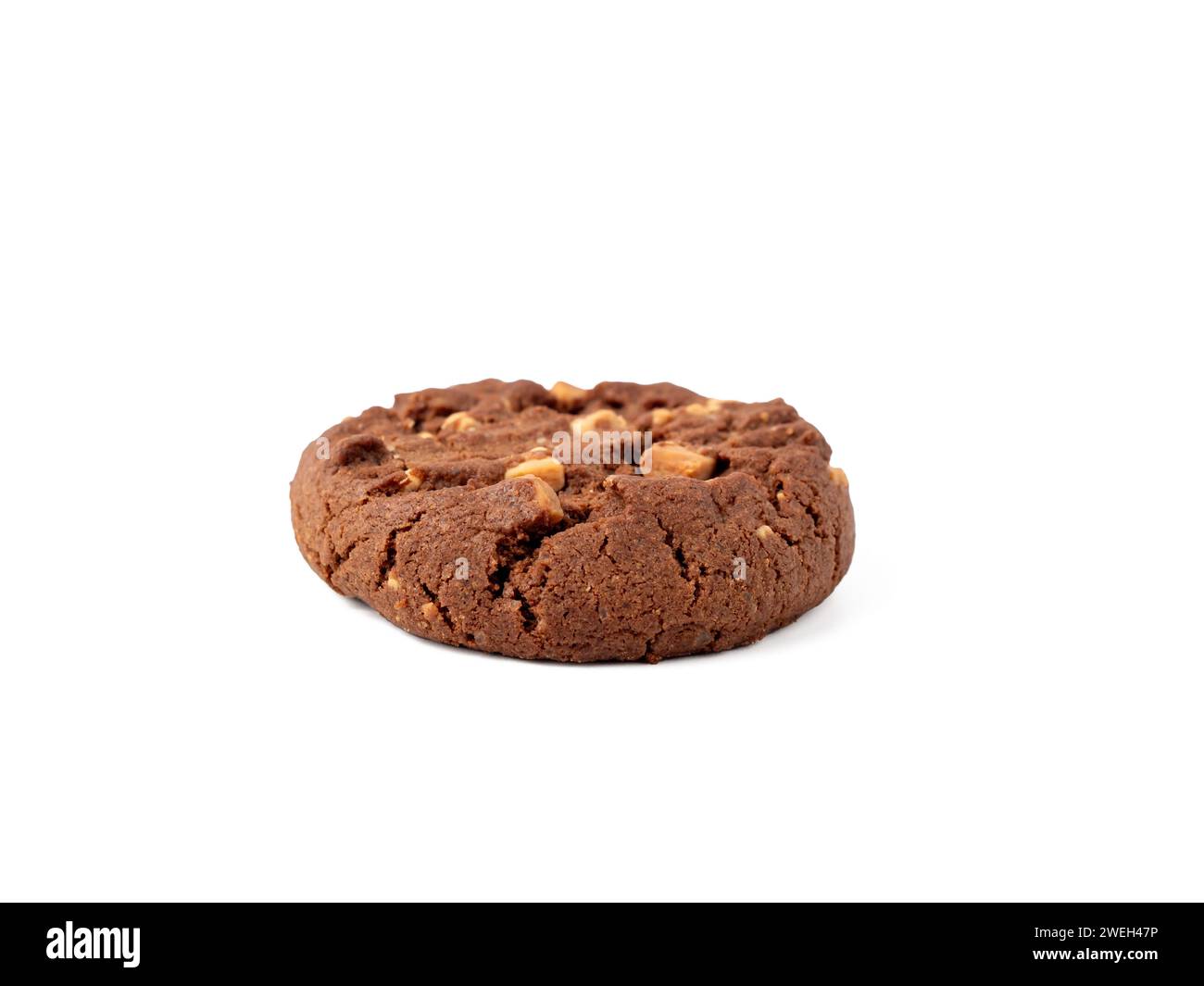 Chocolatés, riches biscuits avec des pépites de chocolat blanc contrastées, photographiés professionnellement sur un blanc pur. Biscuits au chocolat blanc gros plan. Banque D'Images