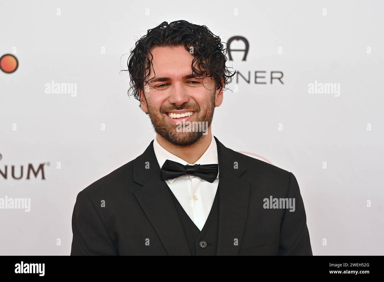 Davis Schulz Schauspieler, Einzelbild,angeschnittenes Einzelmotiv,Portraet,Portrait,Porträt. 48.Deutscher Filmball, Roter Teppich,tapis rouge,Am 20.01.2024 im H o t e l B a y e r i s c h e r H o f, M u e n c h e n. Sven Simon Fotoagentur GmbH & Co. Pressefoto KG Prinzess-Luise-Str. 41 45479 M u e l h e i m / R u h r Tél. 0208/9413250 Fax. 0208/9413260 GLS Bank BLZ 430 609 67 KTO. 4030 025 100 IBAN DE75 4306 0967 4030 0251 00 BIC GENODEM1GLS www.svensimon.net *** Davis Schulz acteur , image unique, motif unique recadré, portrait, portrait, portrait 48 German film ball, tapis rouge, tapis rouge, sur 20 0 Banque D'Images