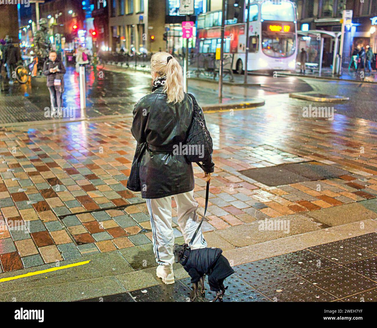 Glasgow, Écosse, Royaume-Uni. 24 janvier 2024. Les habitants du centre-ville sur le mile de style de buchanan Street la nuit. Les bus de nuit aidant la vie nocturne parmi la controverse sur le retrait du service et la surpopulation et les problèmes voit un centre-ville plus occupé. Crédit Gerard Ferry/Alamy Live News Banque D'Images