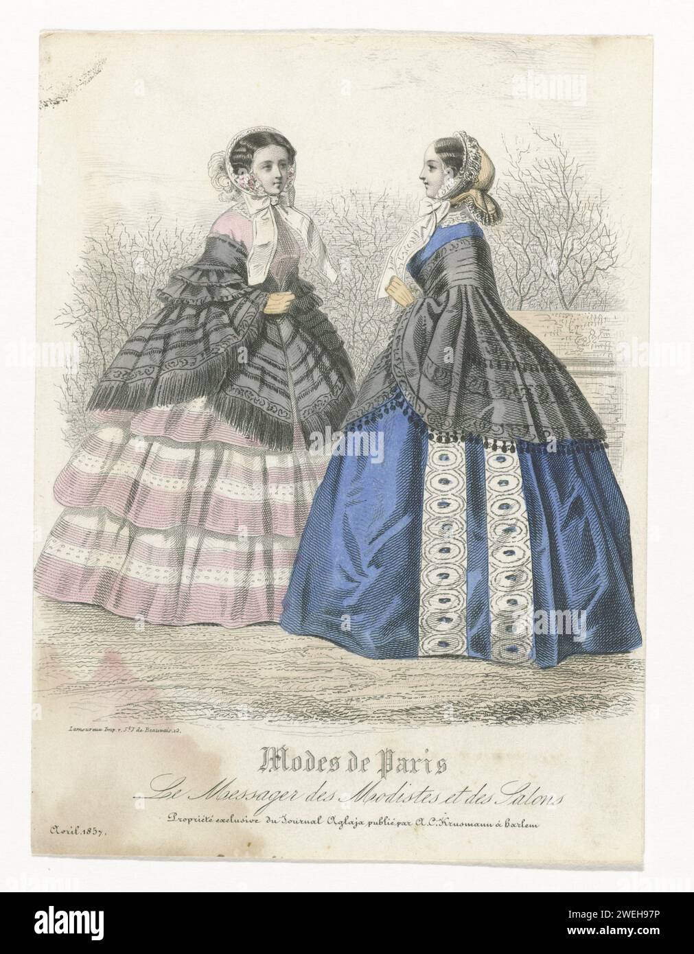 Le messager des modistes et des salons, mode de Paris, Journal Aglaja, 1857 avril 1857 deux femmes dans un parc : à gauche : manteau d'épaule noir garni de franges. Robe rose avec jupe large bande avec motif de rayures blanc/rose. Droite : manteau d'épaule noir avec un motif de rayures et garni de boules. Robe bleue avec jupe large décorée de deux couloirs blancs verticaux avec motif cercle. L'estampe a été enregistrée dans Aglaja (1848-1864), livre mensuel pour l'artisanat féminin, publié par A. C. Kruseman. plaques de mode gravées en papier. casque : chapeau (+ vêtements pour femmes). vêtement pour la partie supérieure Banque D'Images