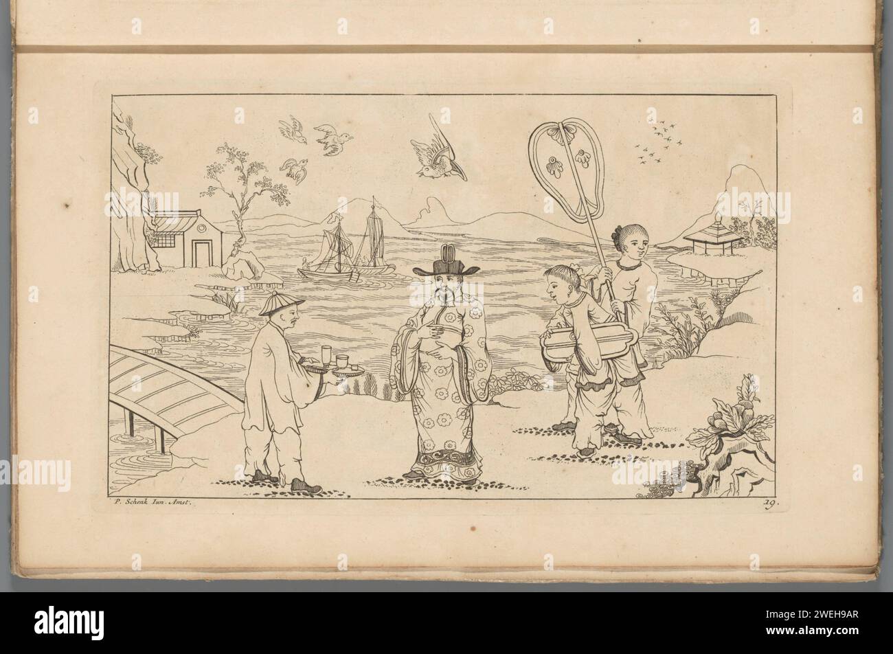 Le seigneur chinois reçoit le thé d'un serviteur dans un paysage, 1727 - 1775 imprimer Paysage avec un gentleman chinois qui est offert d'un thé serviteur sur un plateau Derrière le Seigneur deux femmes, dont une avec parasol. Deux voiliers sur l'eau en arrière-plan. L'impression fait partie d'un album. Gravure de papier chinois. cours d'eau. Cérémonie du thé - CC - en dehors des portes Banque D'Images
