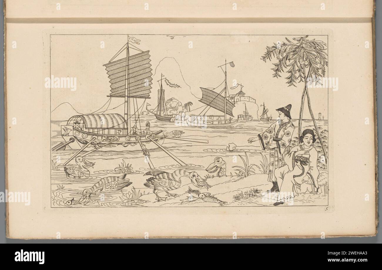 Voiliers chinois dans une baie et pêche des oiseaux d'eau, 1727 - 1775 imprimer Paysage avec un voilier avec des germes d'aviron sur l'eau. Oiseaux aquatiques pêchant au premier plan. Sur la droite deux figures sous un palmier. L'impression fait partie d'un album. Gravure de papier chinois. oiseaux aquatiques. cours d'eau. voilier, voilier Banque D'Images