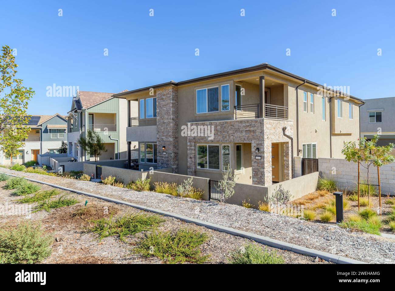 Maisons jumelées nouvellement construites dans un lotissement suburbain om un jour ensoleillé d'automne Banque D'Images