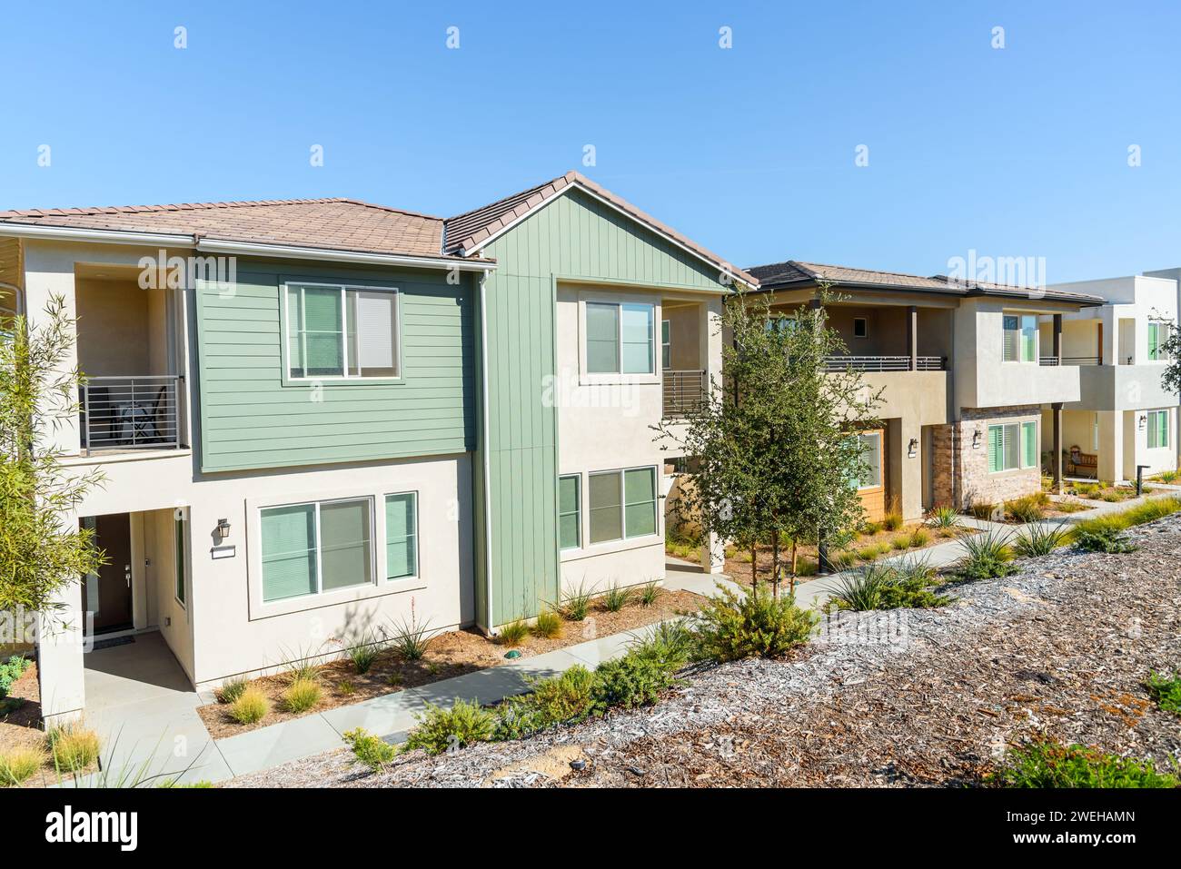 Maisons jumelées modernes dans un lotissement sur une journée ensoleillée d'automne Banque D'Images