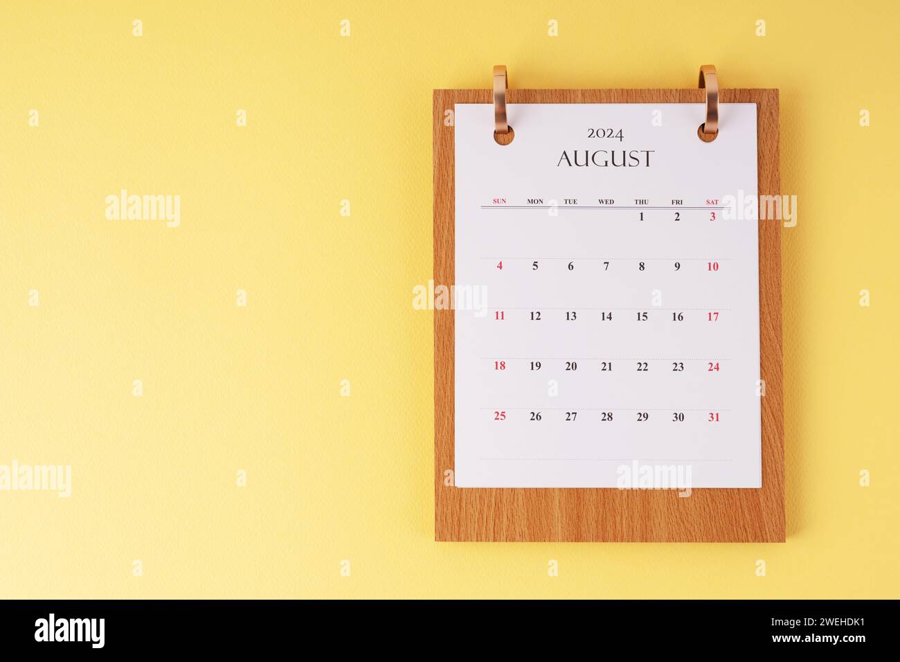 Calendrier de bureau août 2024 sur fond jaune Banque D'Images