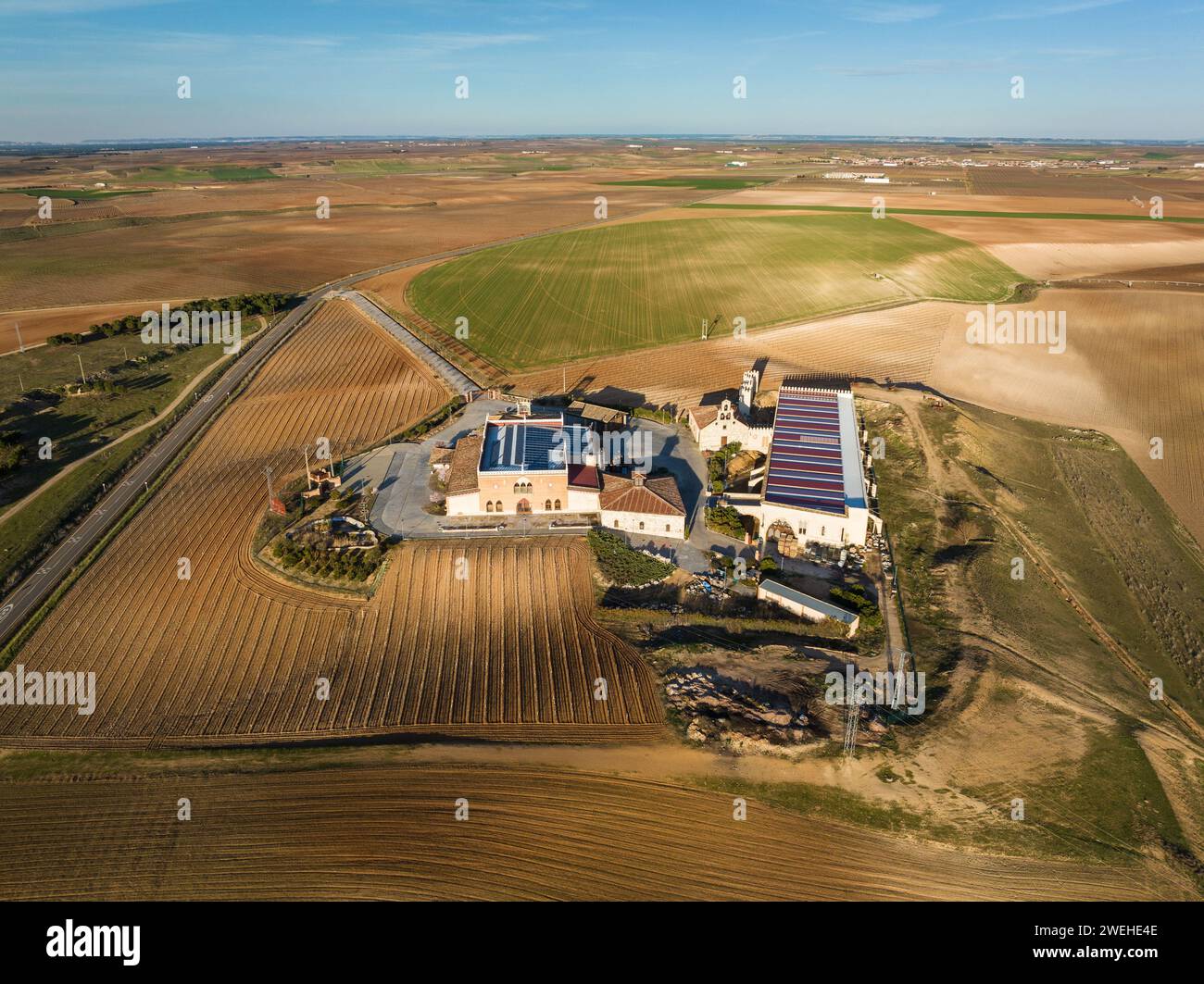 Vue aérienne d'une cave à la périphérie de la ville espagnole de Rueda à Valladolid, célèbre pour ses vignobles et ses vins. Banque D'Images