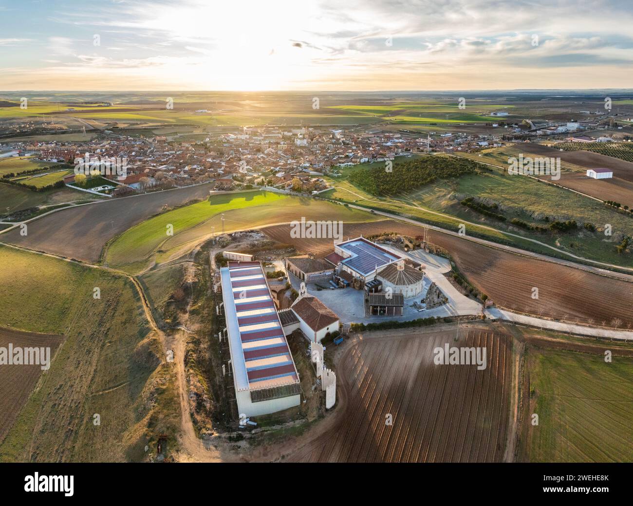 Vue aérienne de la ville espagnole de Rueda à Valladolid, avec ses célèbres vignobles et caves. Banque D'Images