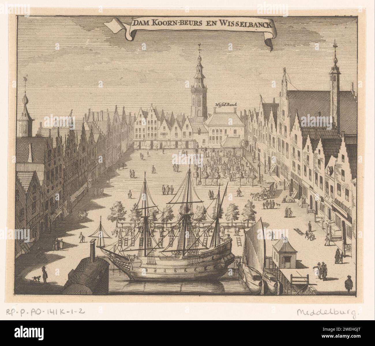 Vue du barrage à Middelburg, Anonyme, 1696 imprimer vue de la place du Dam à Middelburg avec les Korenbeurs à l'arrière à droite sur la place et le Wisselbank derrière elle. Au milieu en arrière-plan la Lange Jan (Tour de l'abbaye). gravure de papier / gravure bourse, bourse. banque. place, place, cirque, etc (+ city(-scape) avec chiffres, staffage). parties de l'extérieur de l'église et annexes : tour. voilier, barrage de voilier. Banque de change. Korenbeurs. Long Jan Banque D'Images