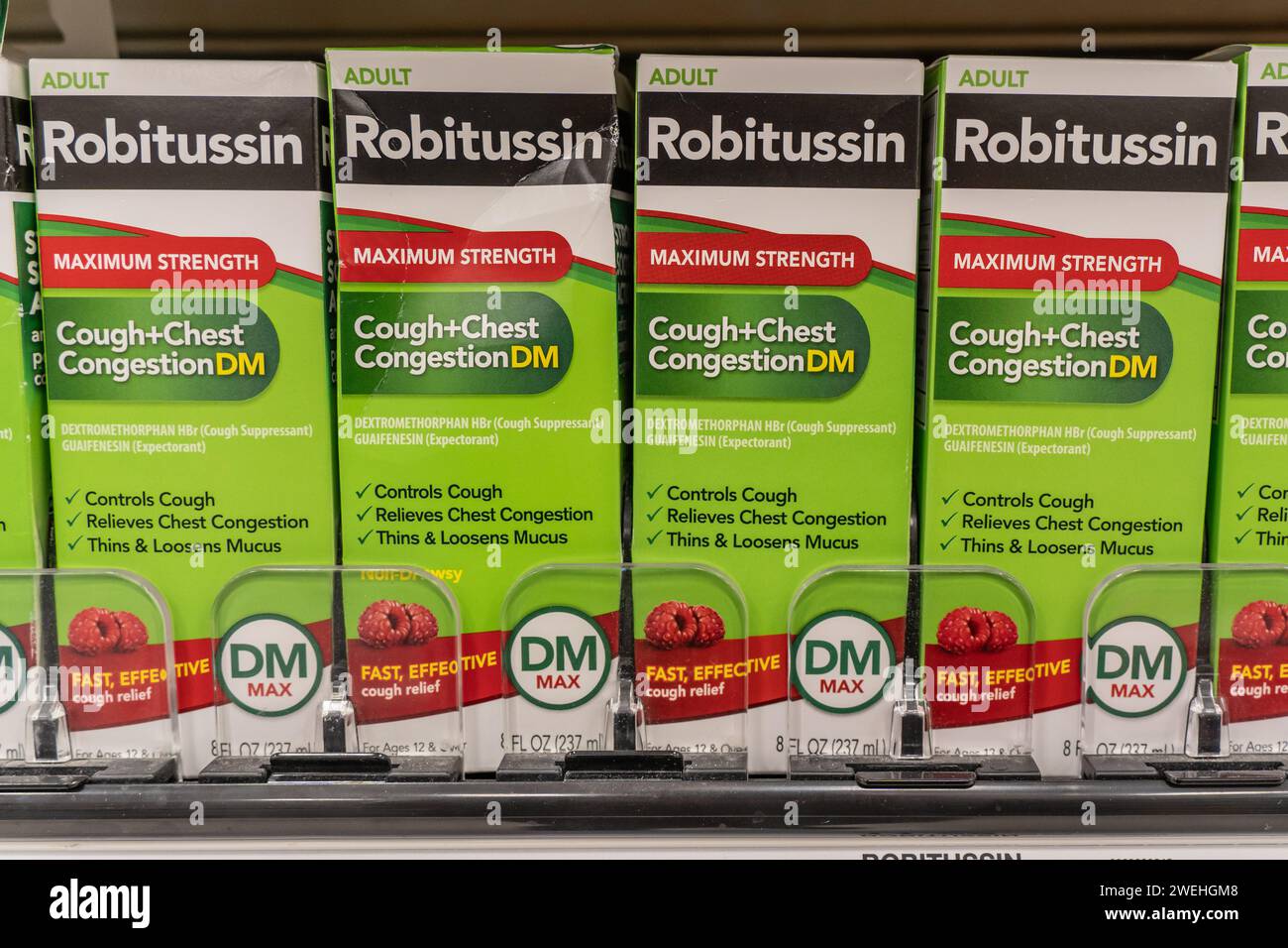 Spring Township, Pennsylvanie - 25 janvier 2024 : Robitussin maximum Strength Cough and Chest CongestionDM sur l'étagère du magasin dans la pharmacie. Banque D'Images