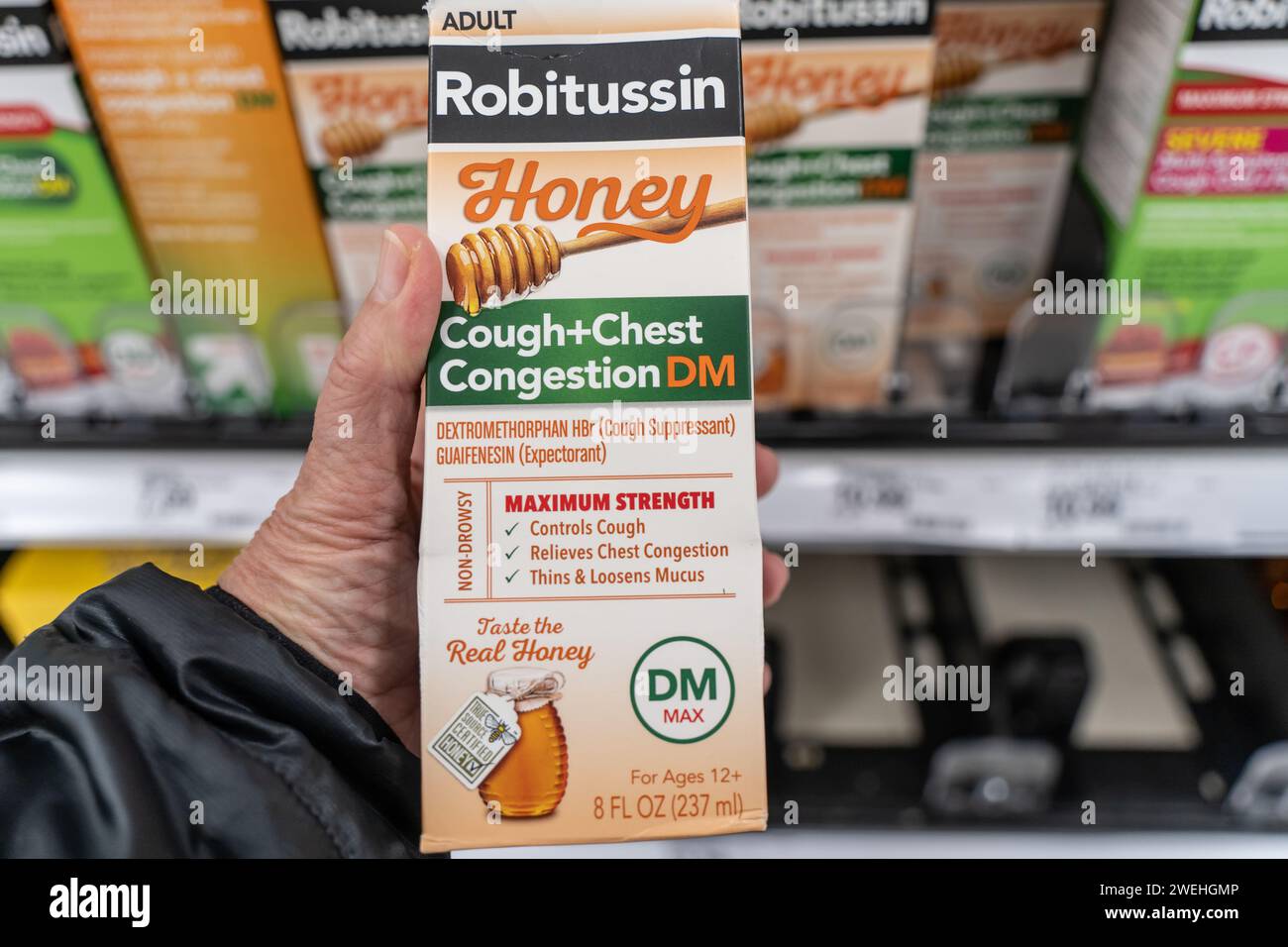 Spring Township, Pennsylvanie - 25 janvier 2024 : Robitussin Honey Tough and Chest congestion medicament en magasin. Banque D'Images