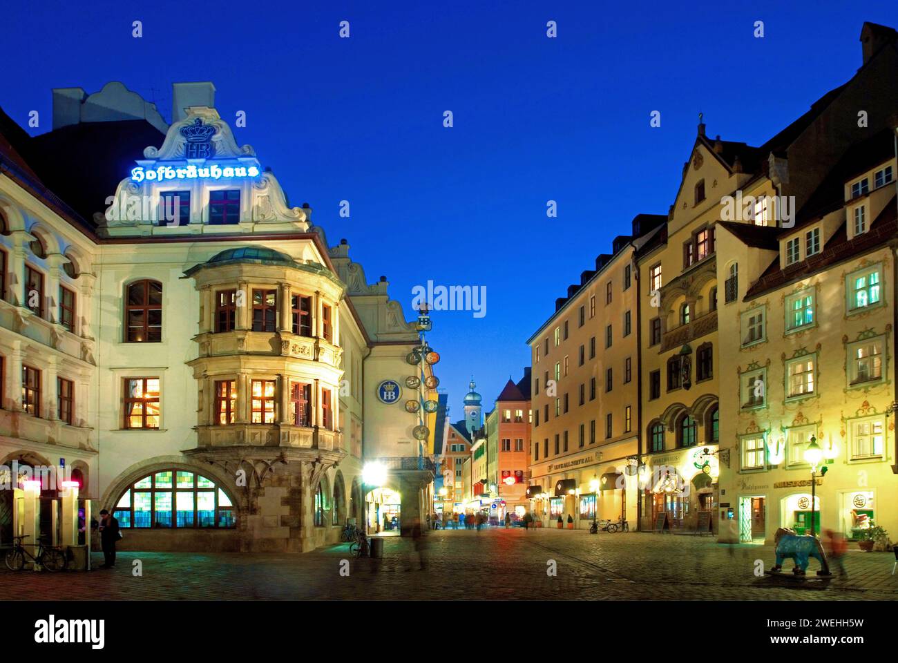 Le Hofbräuhaus am Platzl au crépuscule, heure bleue, Munich, Bavière, Allemagne, Europe Banque D'Images