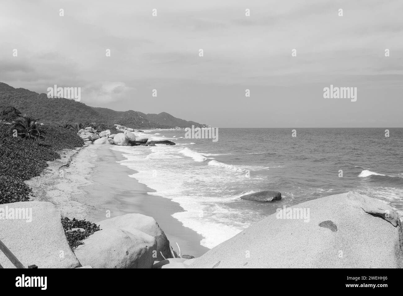 Belle scène du paysage colombien du parc tayrona avec la mer des caraïbes et la jungle chaîne de montagnes noir et blanc photographie Banque D'Images