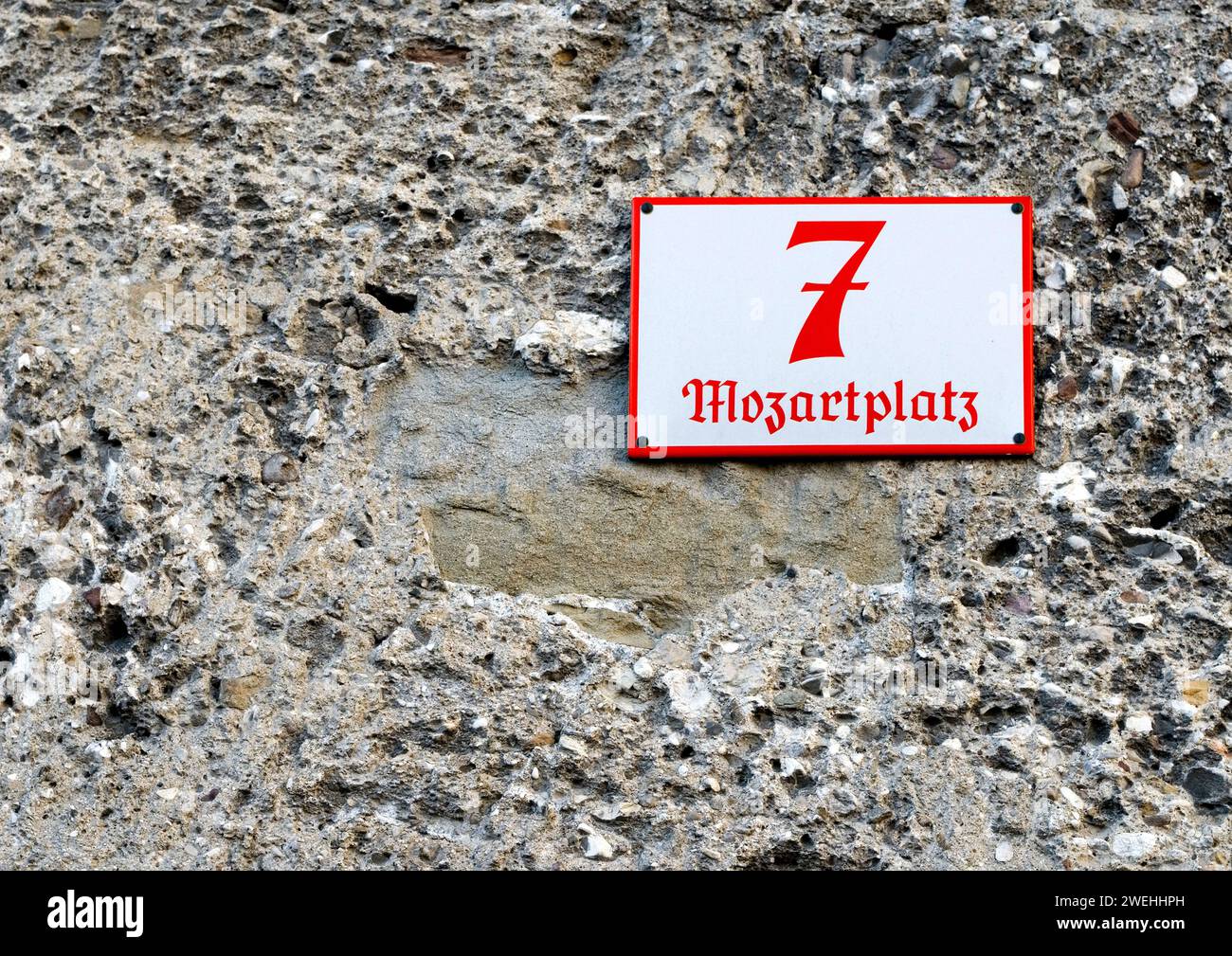 Rue numéro 7 sur Mozartplatz, Mozart Square, attaché à un mur d'une vieille maison, Salzbourg, Tyrol, Autriche Banque D'Images