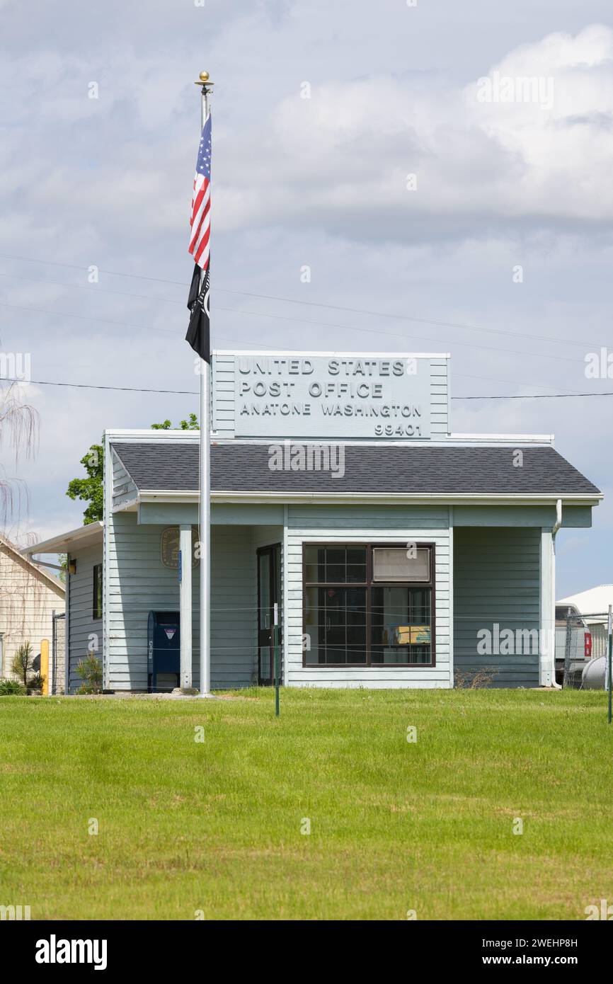 Anatone, WA, USA - 24 mai 2023 ; petit bureau de poste rural avec drapeaux à Anatone Washington dans le code postal 99401 Banque D'Images