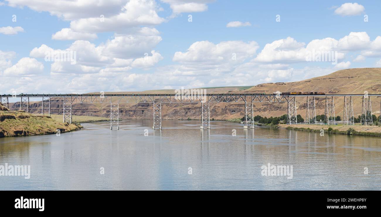 Washtucna, WA, États-Unis - 25 mai 2023 ; Joso High Bridge avec le train de marchandises Union Pacific traversant la rivière Snake dans l'État de Washington Banque D'Images