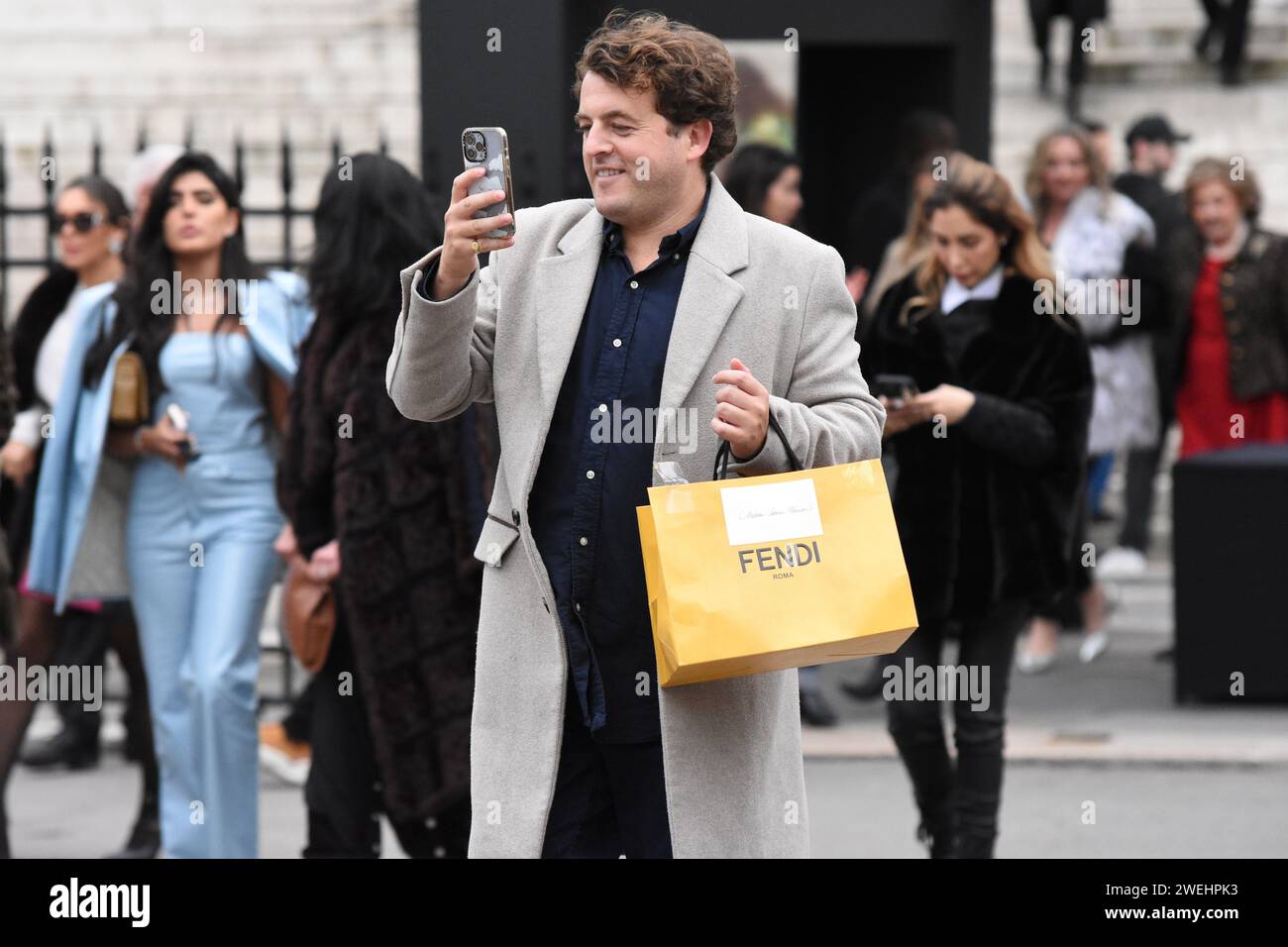 Paris a été pour la 2e semaine consécutive, le paradis de la mode. Cette semaine ce sont des profils haute couture qui ont attiré les célébrités Banque D'Images