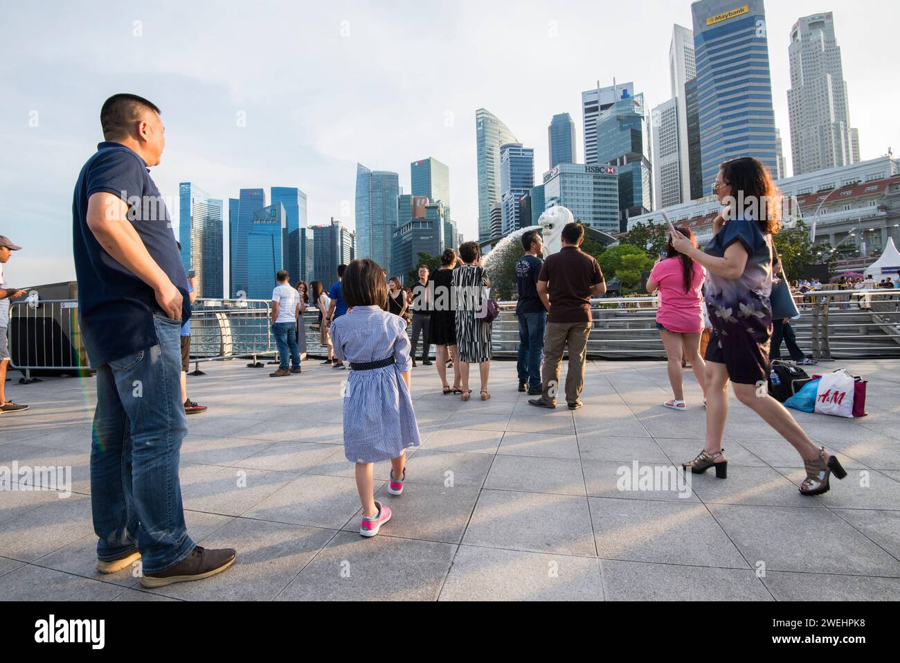 Singapore City, Singapour - 08 septembre 2023 : les gens participent aux activités quotidiennes dans la zone piétonne de Marina Bay. Banque D'Images