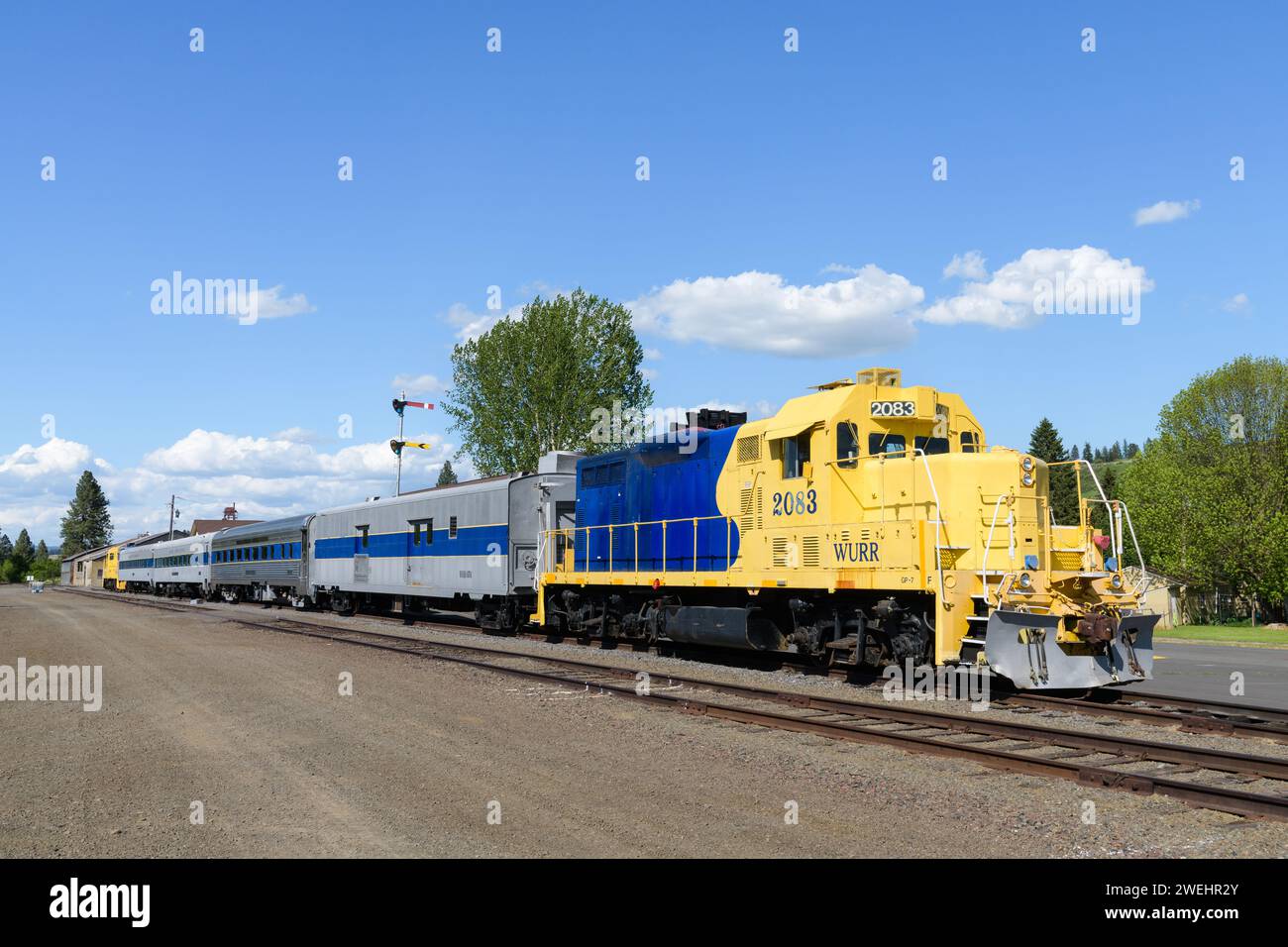Elgin, OR, USA - 24 mai 2023 ; locomotive GP-7 bleue et jaune à Wallowa Union Railroad à Elgin Oregon Banque D'Images