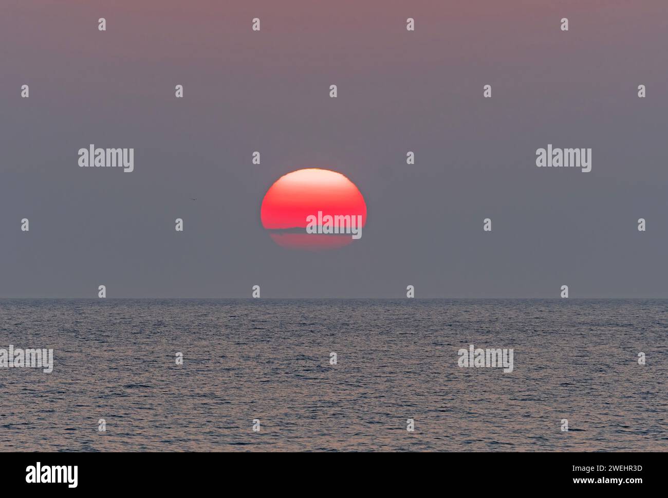 Soleil placide fondant dans les nuages sur le lac Michigan Banque D'Images