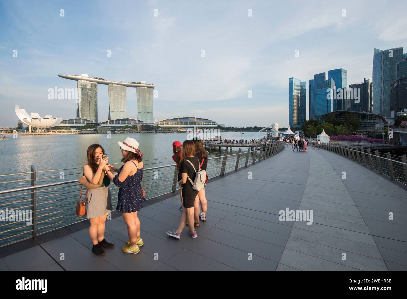 Singapore City, Singapour - 08 septembre 2023 : les gens participent aux activités quotidiennes dans la zone piétonne de Marina Bay. Banque D'Images