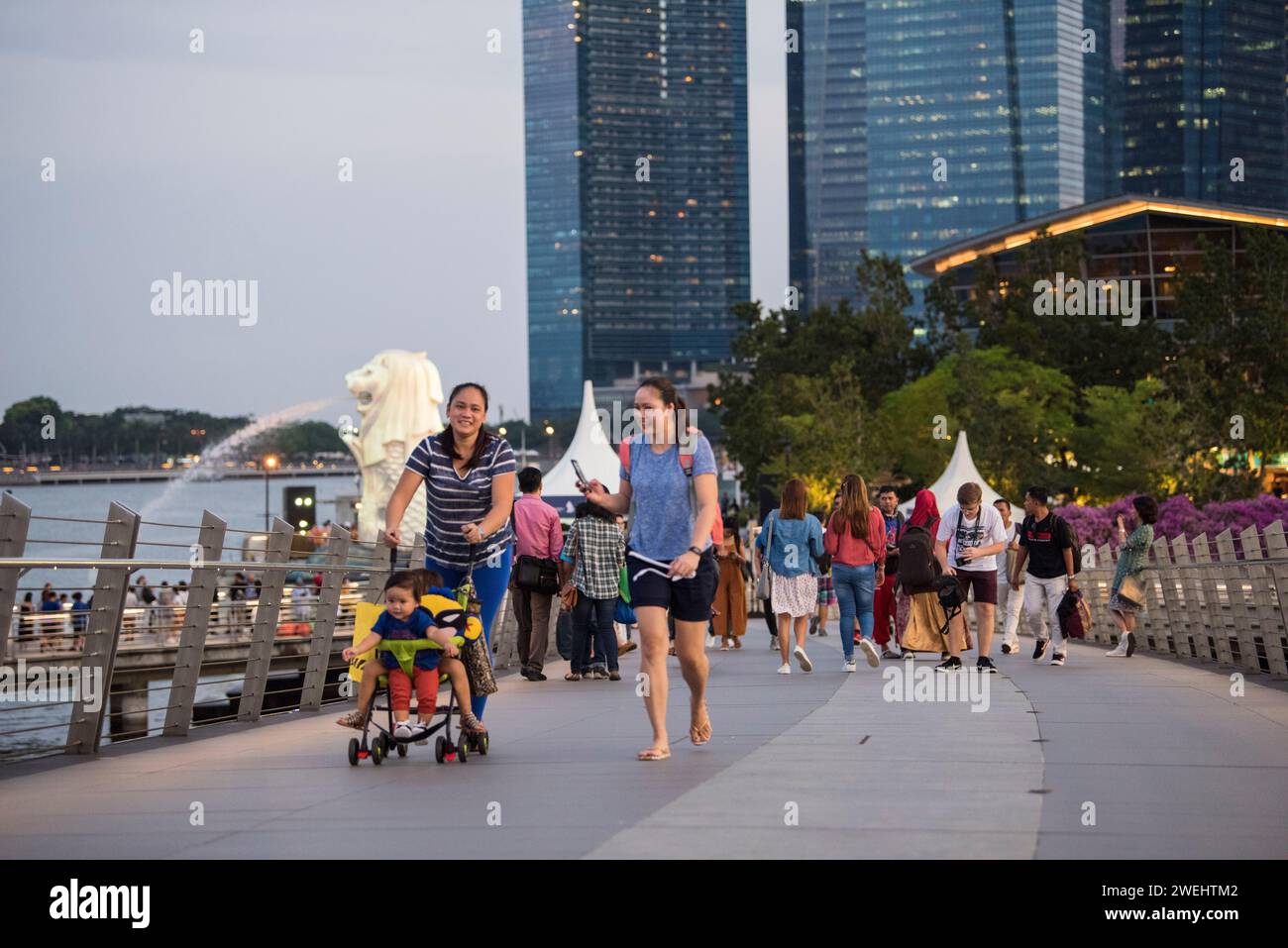 Singapore City, Singapour - 08 septembre 2023 : les gens participent aux activités quotidiennes dans la zone piétonne de Marina Bay. Banque D'Images