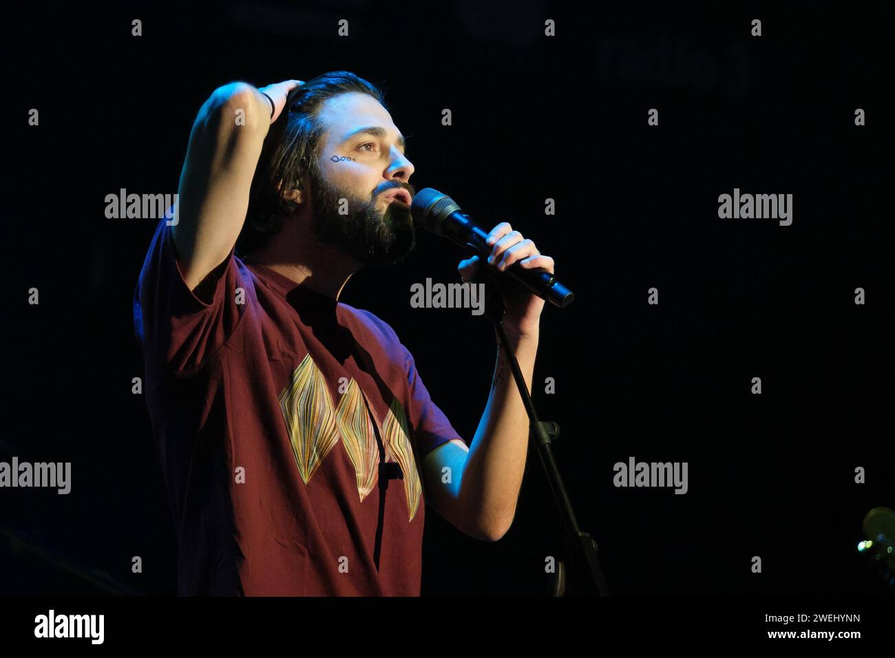 Le chanteur Salvador Sobral se produit lors du concert au festival INVERFEST au PRIX circo à Madrid 25 janvier 2024 Espagne Banque D'Images