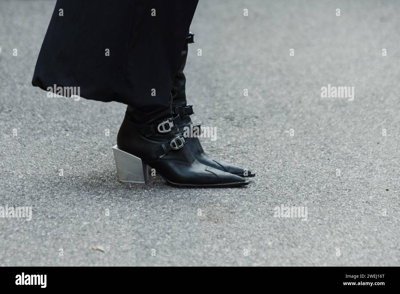 Détails de la mode à l'extérieur ANNAKIKI show pendant la Fashion week de Milan vêtements pour femmes Printemps / été 2024. Banque D'Images