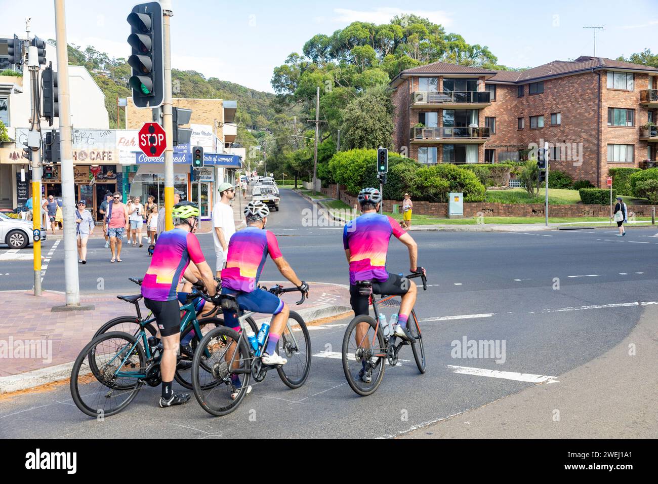 Équipe de cyclisme de club local masculin australien chevauchant leurs vélos de route à travers Newport Beach banlieue de Sydney, Nouvelle-Galles du Sud, Australie, été 2024 Banque D'Images