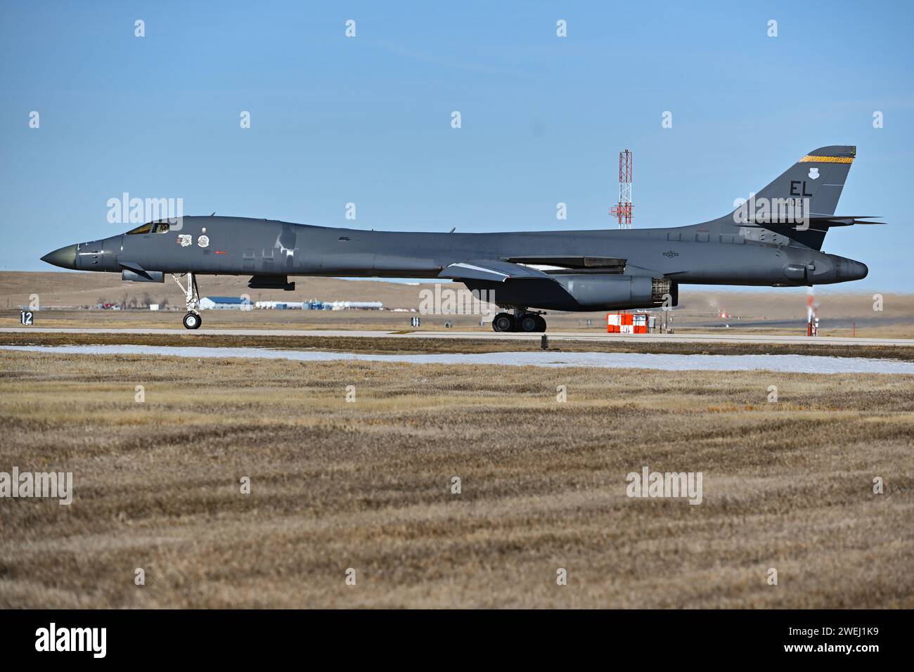 Un B-1B lancer affecté au 37th Bomb Squadron se déplace sur la piste de la base aérienne d'Ellsworth, Dakota du Sud, le 25 janvier 2024. Une fois le décollage terminé, l’aérodrome a été fermé de nouveau jusqu’à nouvel ordre, alors que l’équipe d’enquête sur l’accident poursuit ses travaux. (Photo de l'US Air Force par le sergent d'état-major Jake Jacobsen) Banque D'Images