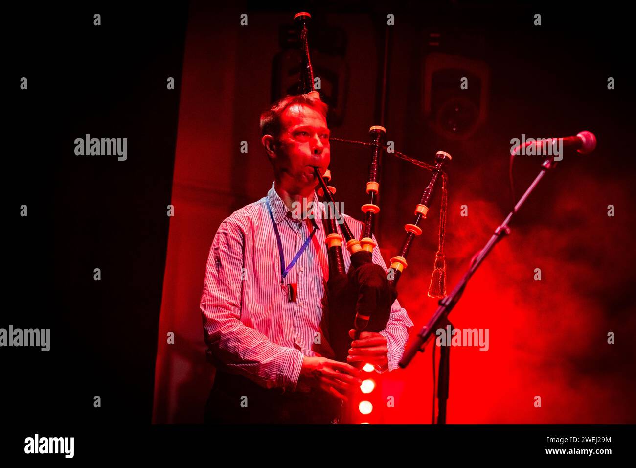 Édimbourg, Écosse. Jeudi 25 janvier 2024. Edinburgh chanteur-compositeur Callum Easter sur scène à l'événement spécial «The Callum Easter TV Special». Le spectacle était un événement spécial ponctuel dans le cadre du festival Burns & Beyond 2024 et mettait en vedette des invités spéciaux comme Michael Pedersen, Chris Greive, Mistress Inka, Edwin McLachlan, Fraser Fifield et James Craig page. Banque D'Images