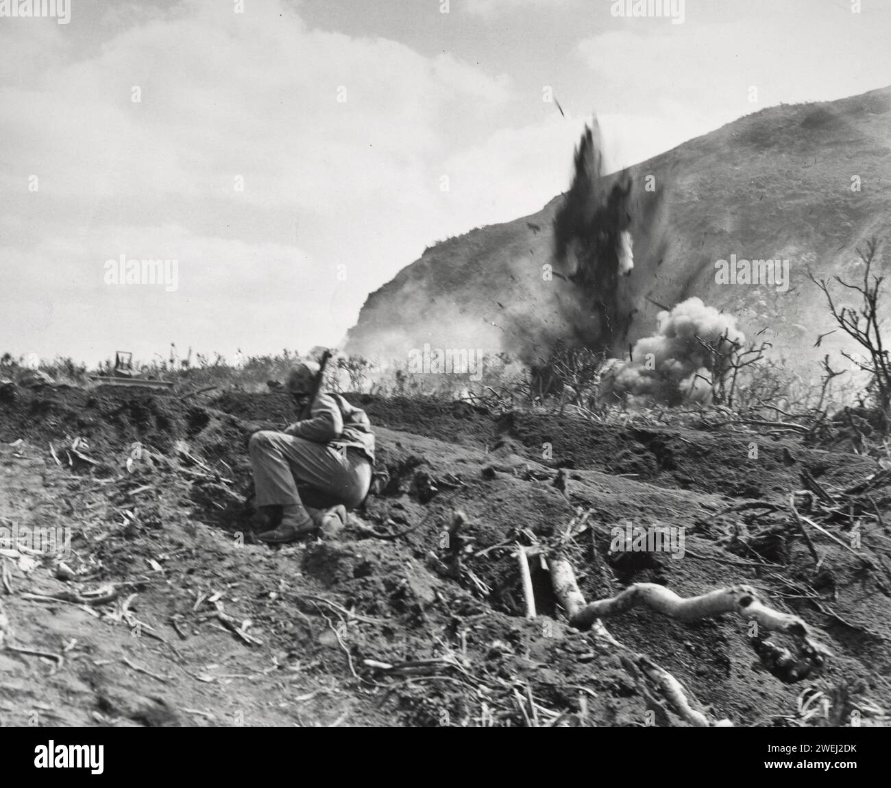 Marines combattant près de la base du mont Suribachi pendant la bataille d'Iwo Jima 1945 Banque D'Images